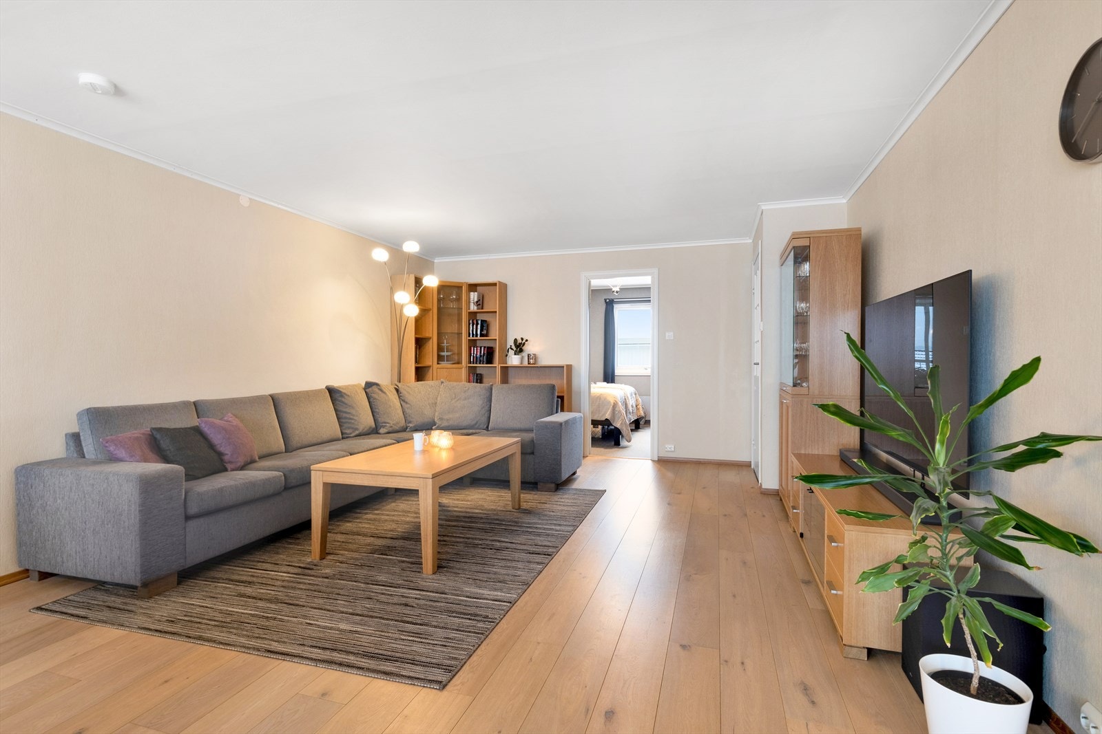 Stue - god plass til både salong- og spisebord Galleribilde