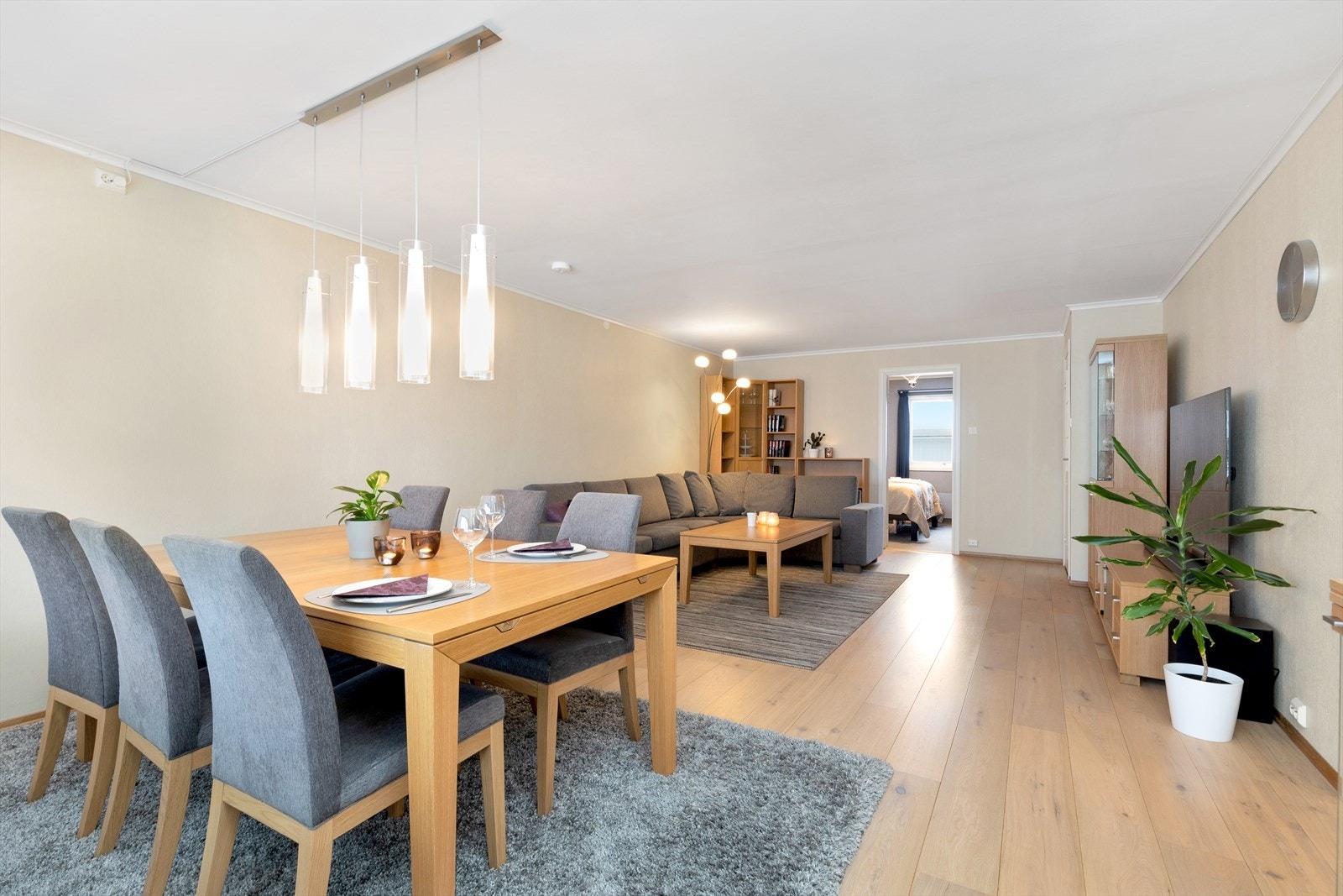 Stuen har en nydelig enstav parkett på gulv Galleribilde