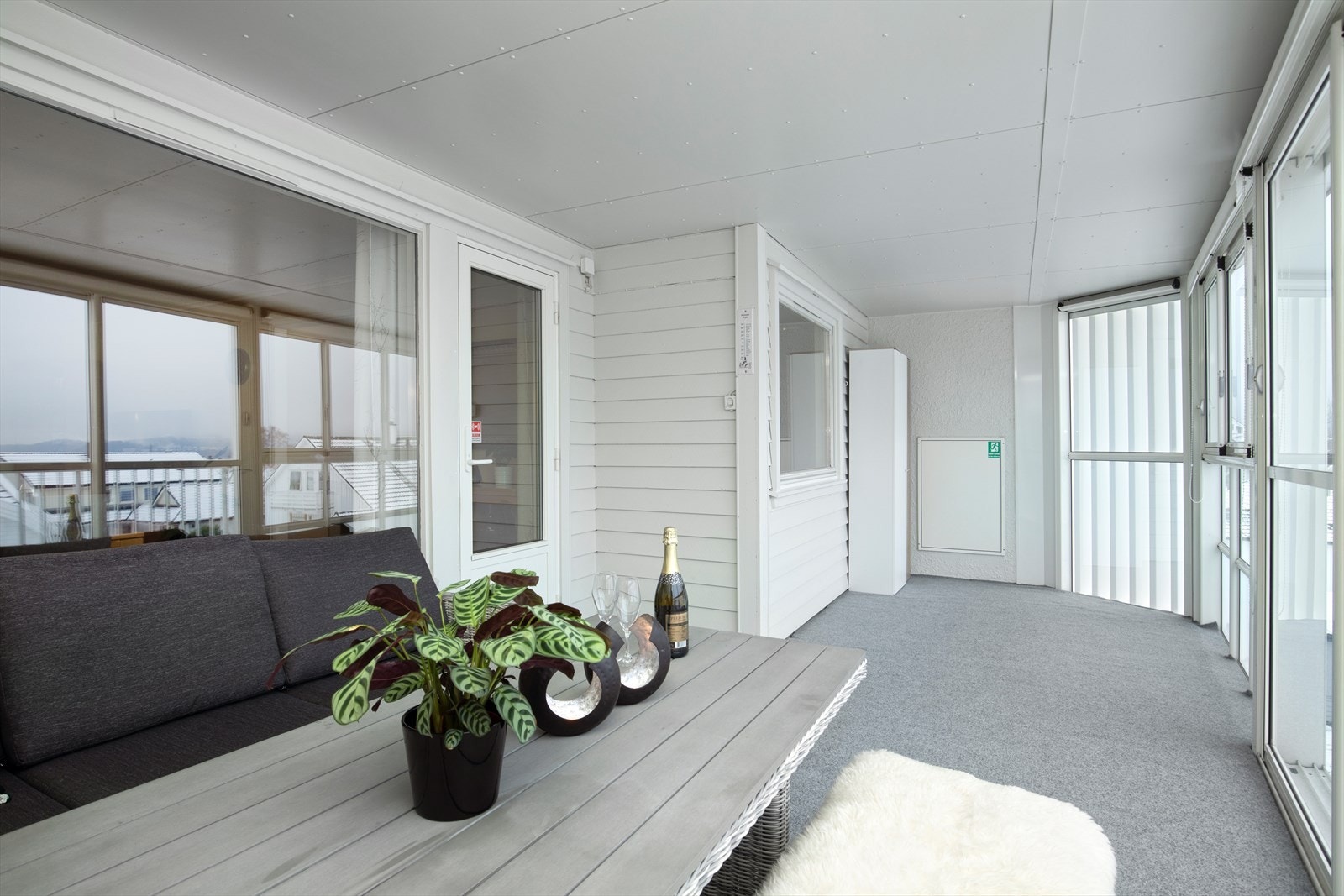 Balkongen har teppe på gulv Galleribilde