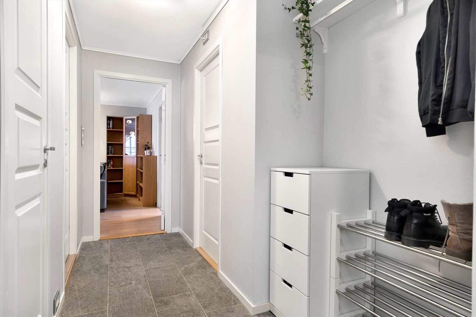 Innbydende gang pusset opp i 2018 med varmekabler i gulv Galleribilde