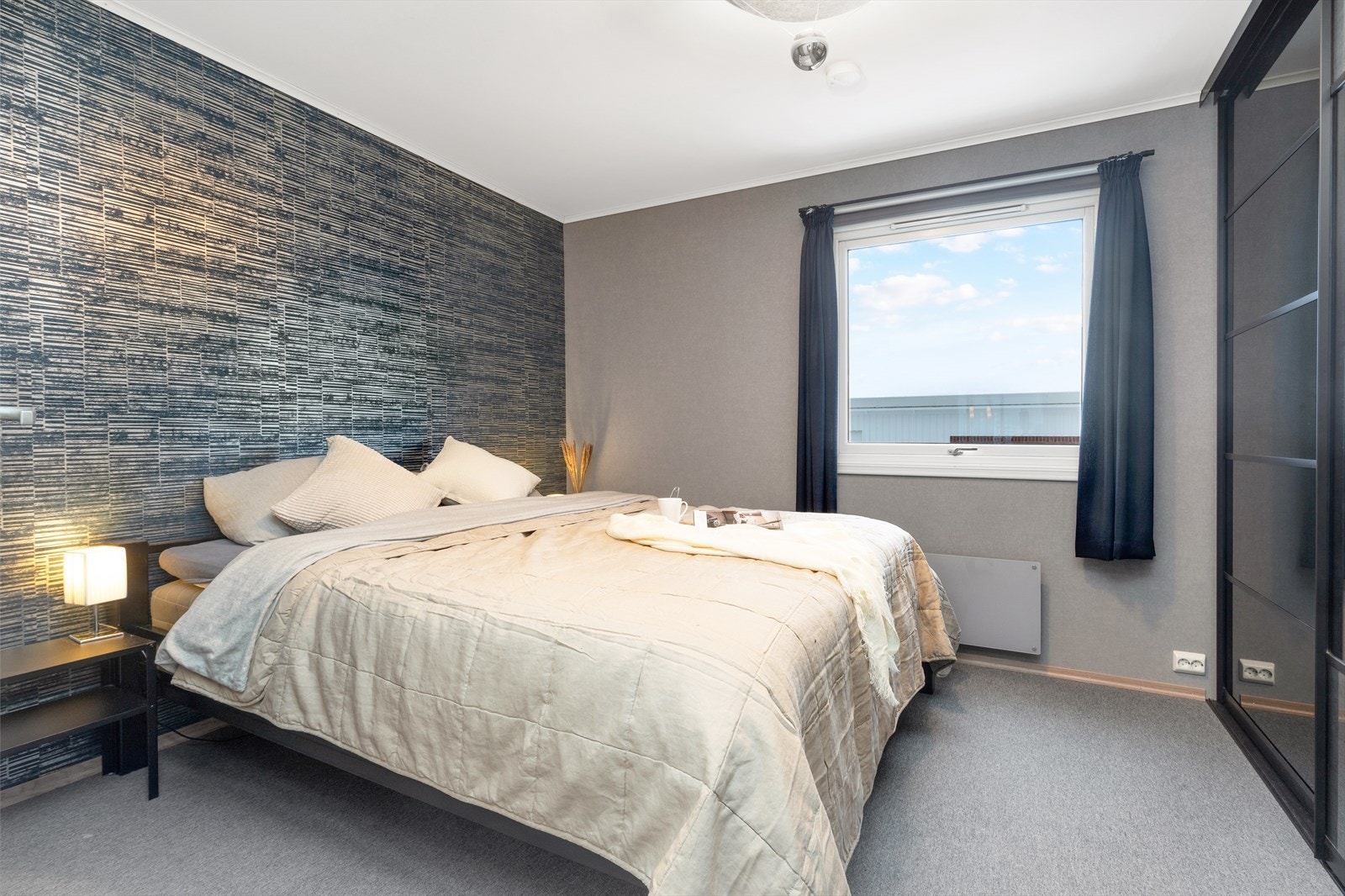 Hovedsoverom pusset opp i 2017 med speilbelagt garderobe fra Garderobemannen Galleribilde