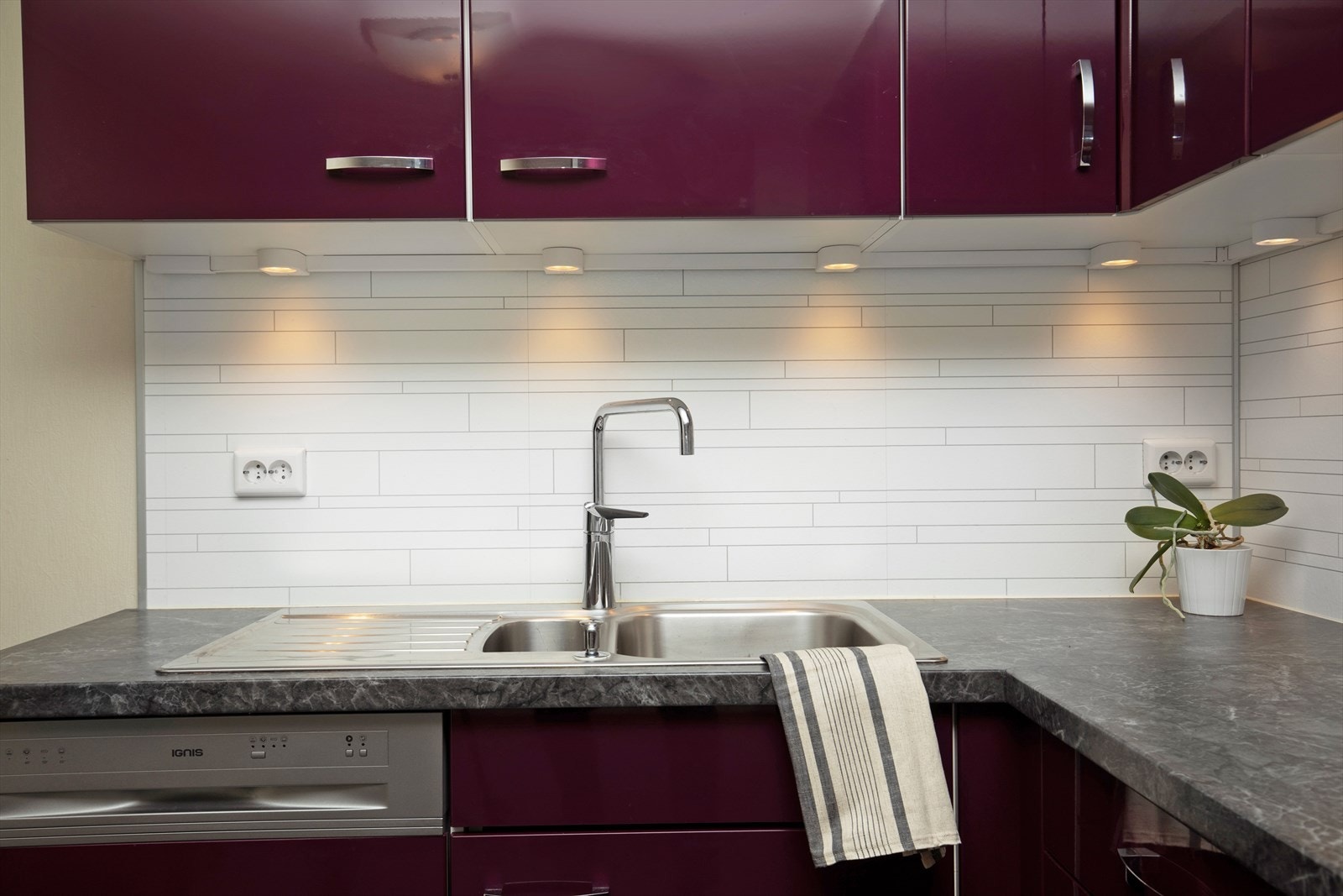 Kjøkken - spotter under skapene Galleribilde