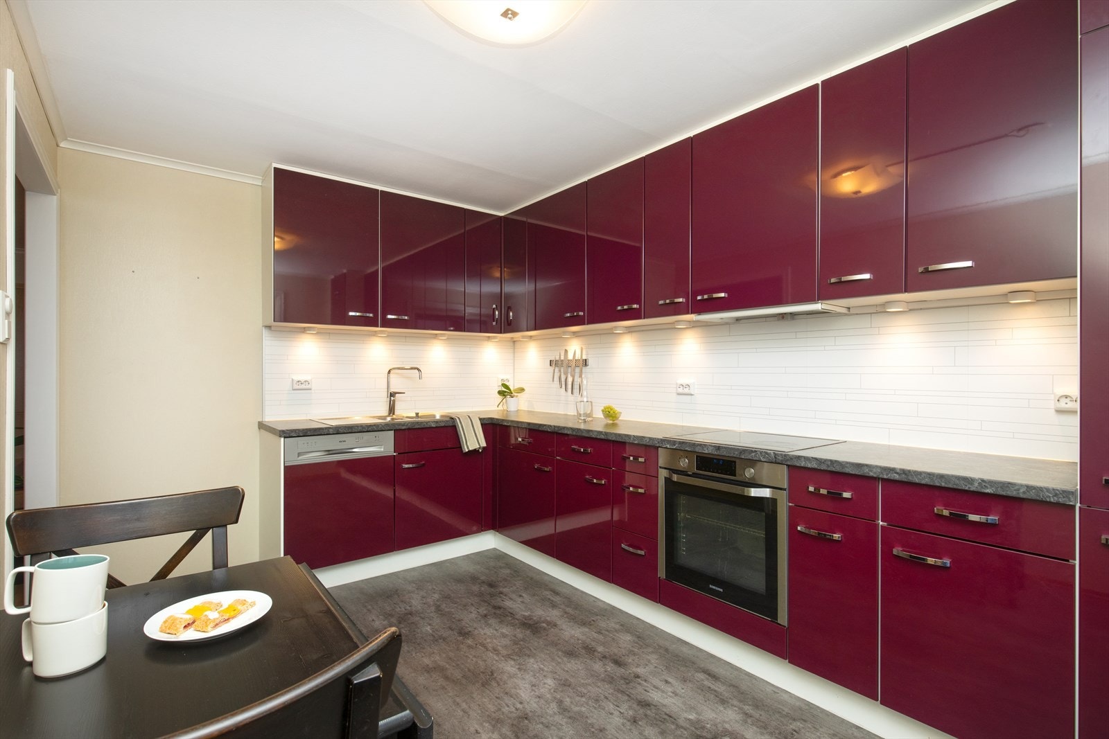 Lekkert kjøkken fra 2015 med meget god skap- og benkeplass Galleribilde