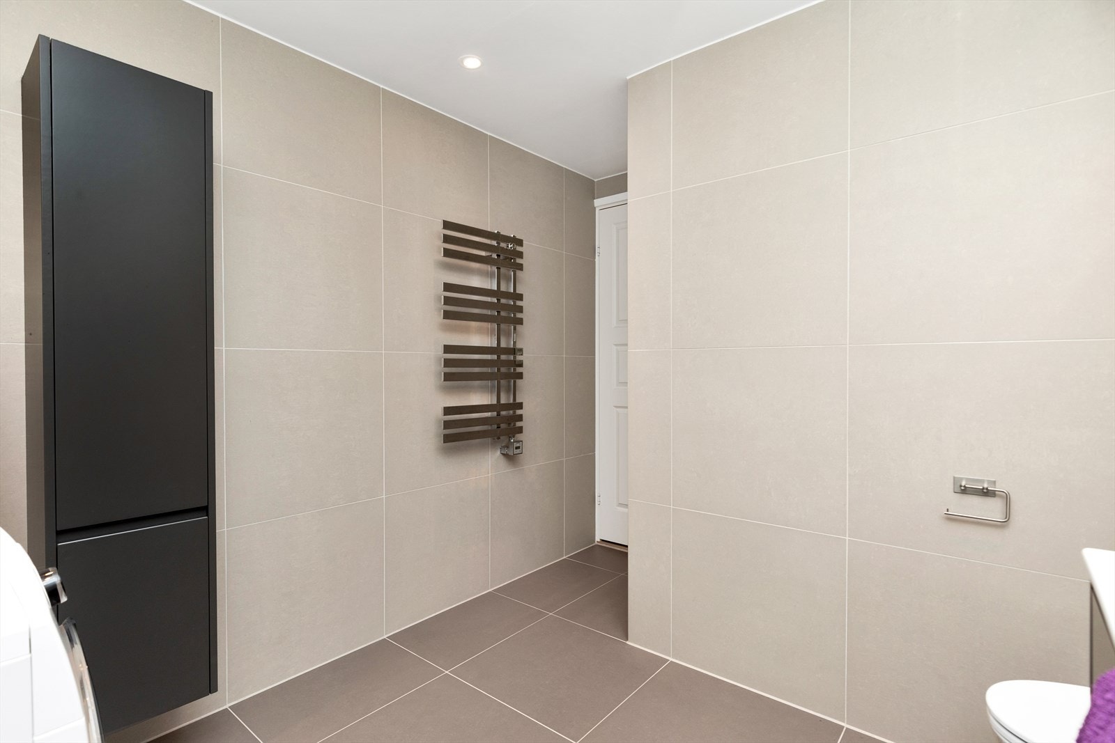 Romslig bad med varmekabler i gulv og spotter i tak Galleribilde