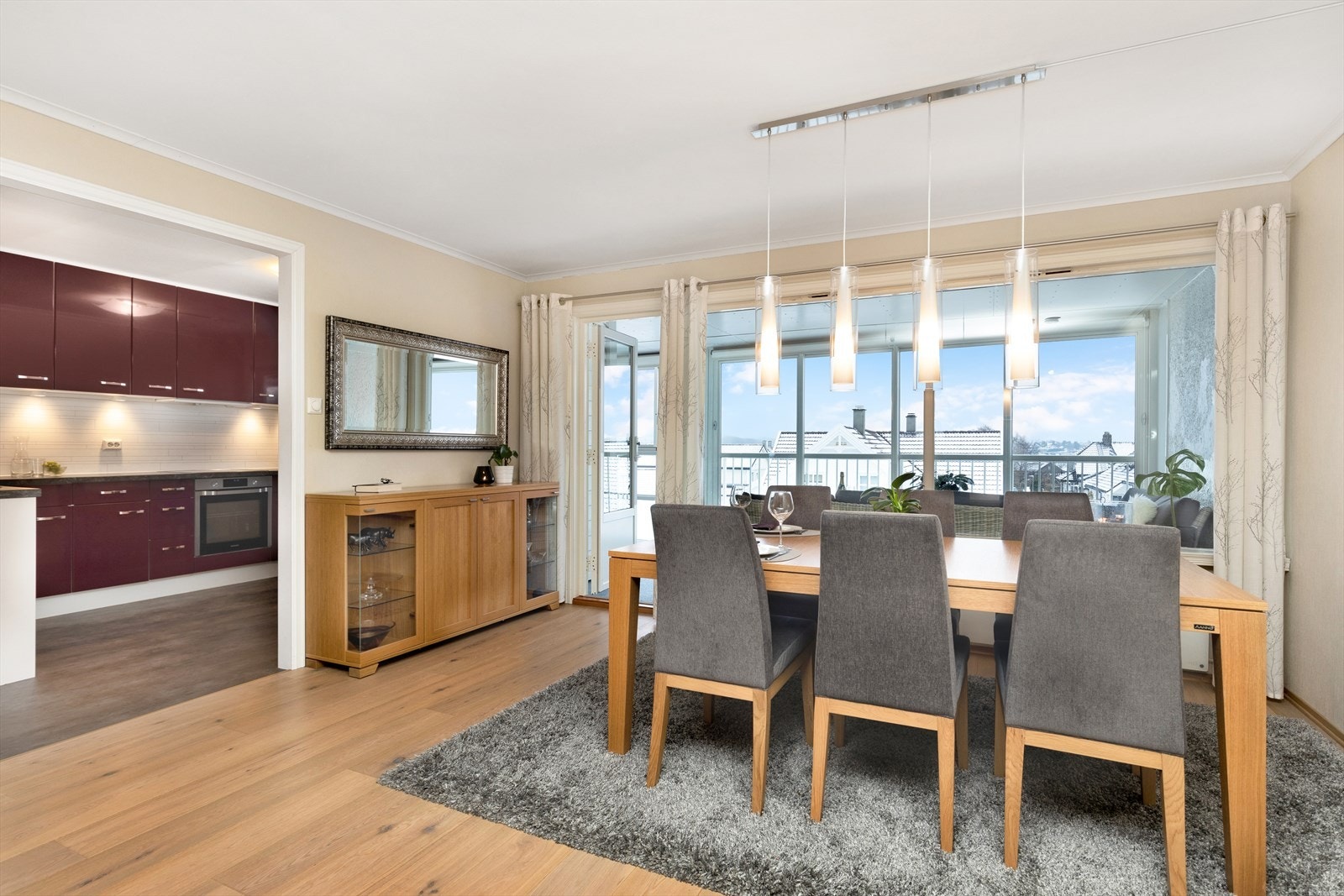 Fra stue er det direkte adkomst til både kjøkken og innglasset balkong Galleribilde