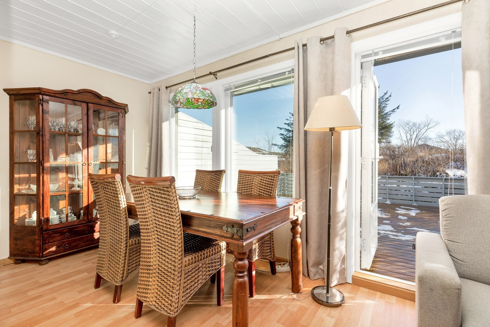 Store vindusflater som slipper inn rikelig med lys Galleribilde