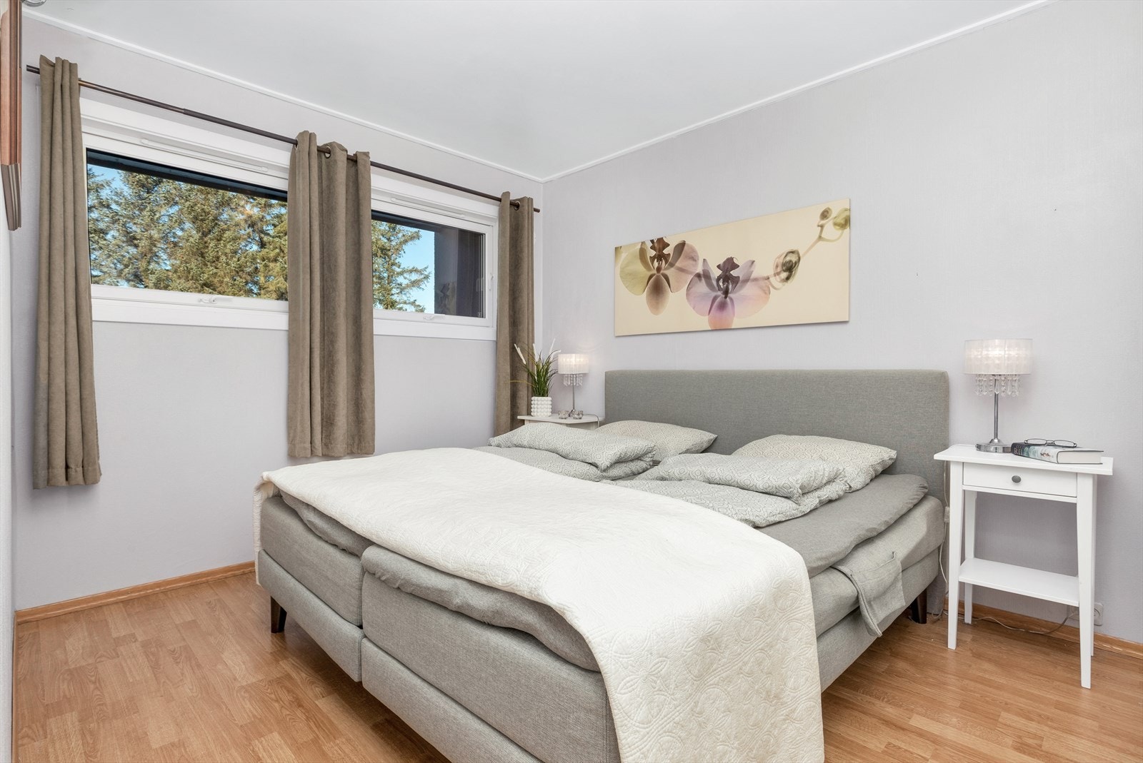 Romslig soverom Galleribilde