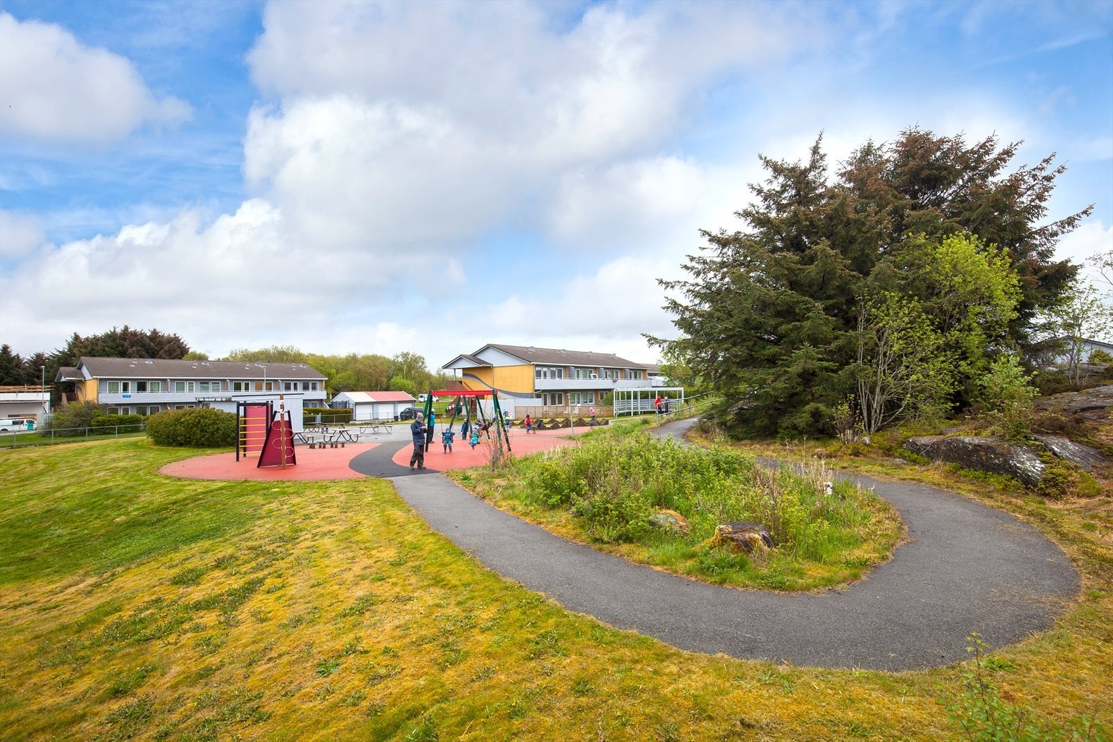 Barnevennlig område med nærhet til både skoler, barnehage, lekeplasser og fotballbinger Galleribilde