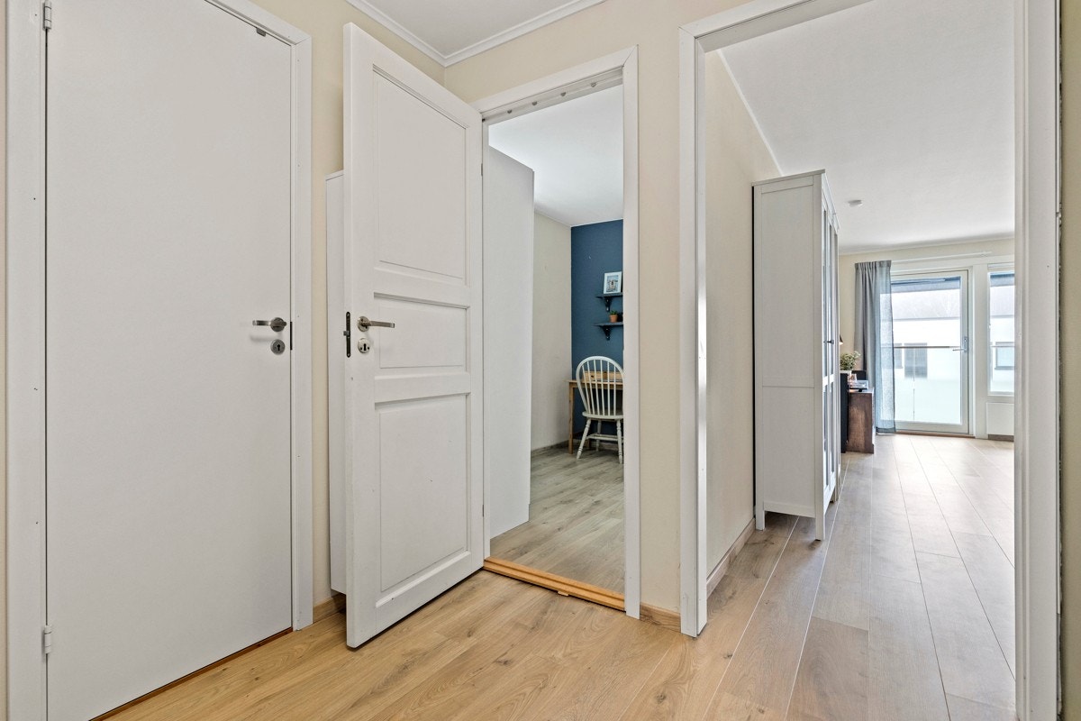 Fra entréen er det også adkomst til innvendig bod med plass til støvsuger, tørkestativ, strykebrett eller det kan innredes som "walk-in" garderobe. Galleribilde