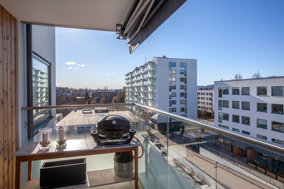 Leiligheten ligger høyt og fritt i 4. etasje med fint glassrekkverk med frostet nedre del som gir fint utsyn og begrenset innsyn. Galleribilde