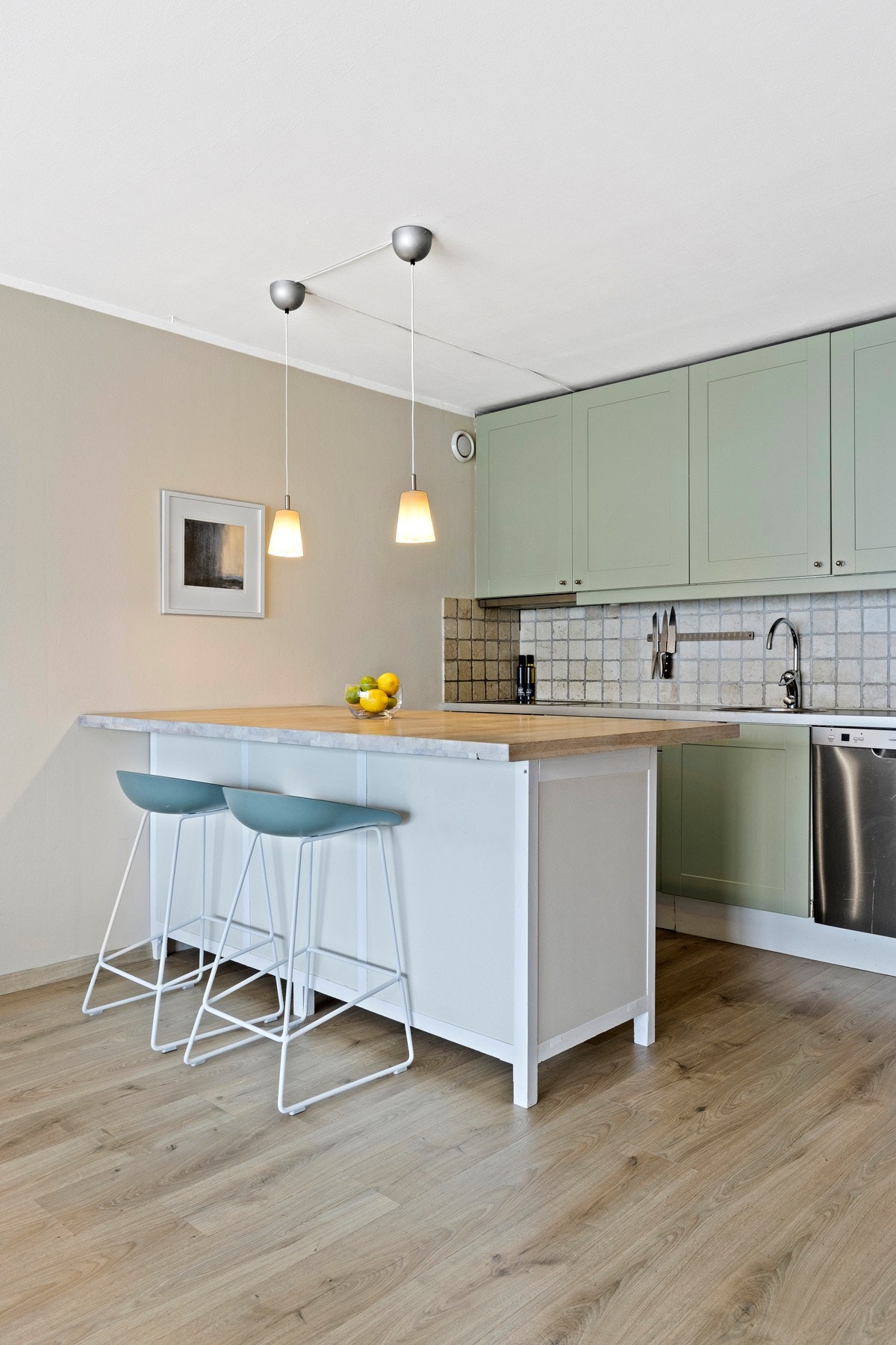 Kjøkkenhalvøyen fungerer fint som en bardiskløsning og gir ekstra arbeidsplass på kjøkkenet. Galleribilde