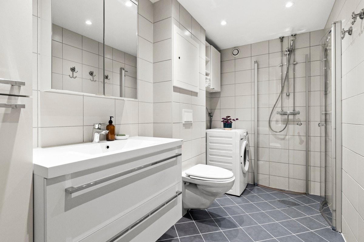 Pent og godt utnyttet bad med bl.a. opplegg for vaskemaskin, dusjnisje med innfellbare dører og flere oppbevaringsskap. Galleribilde