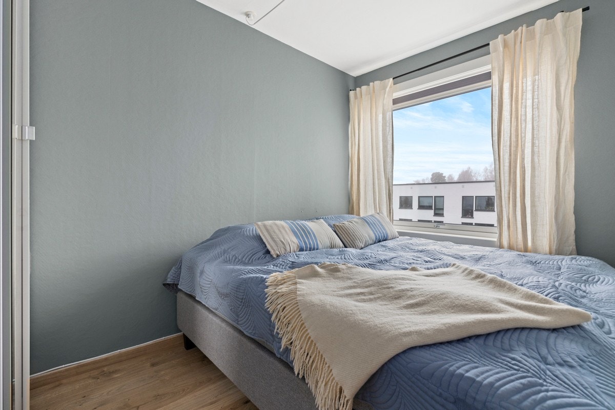 Soverom 1 med vindu i samme retning som balkong. Galleribilde