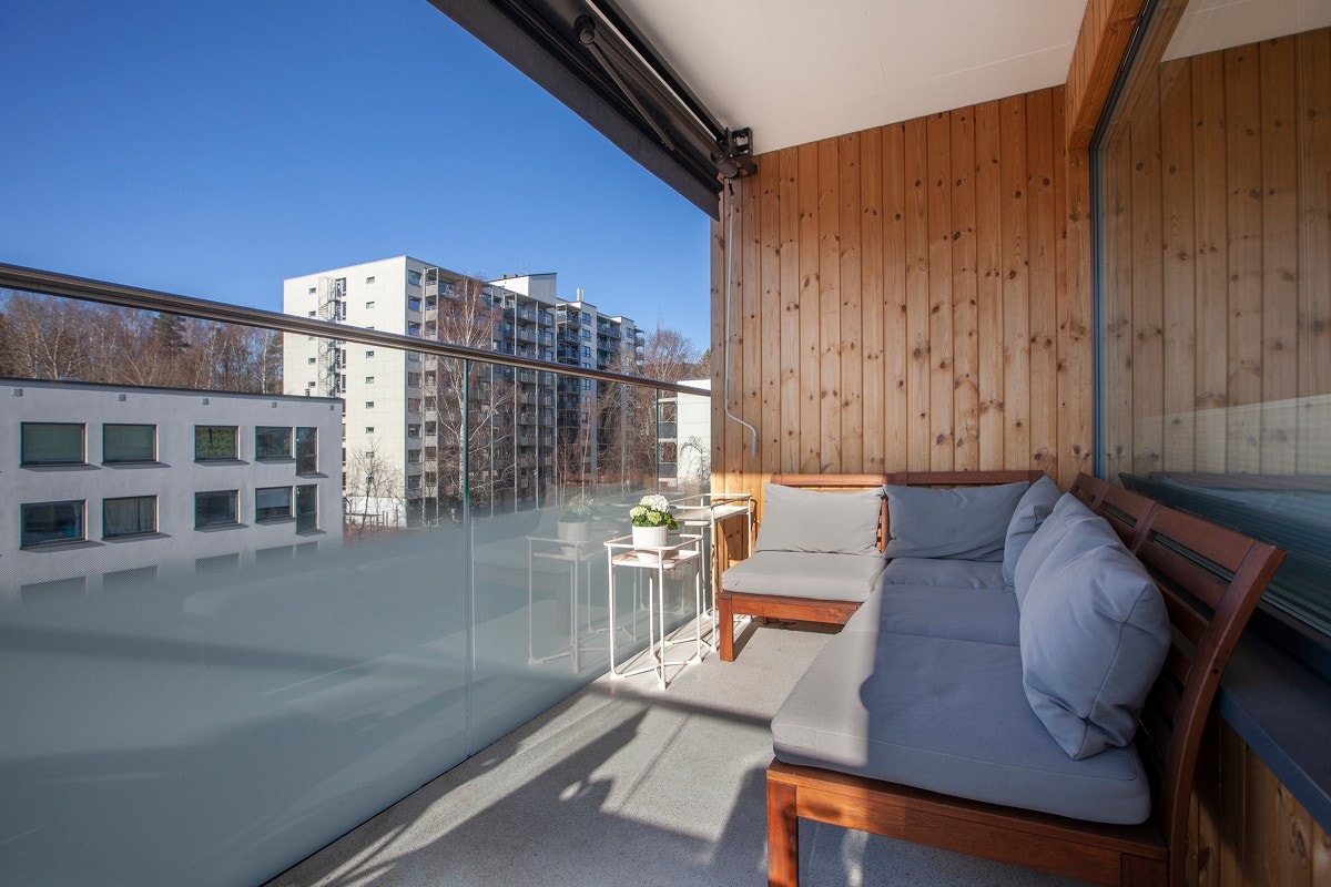 Balkongen har ny markise og ligger nordvestvendt med sol fra ca. 14-22 på sommerhalvåret. Galleribilde
