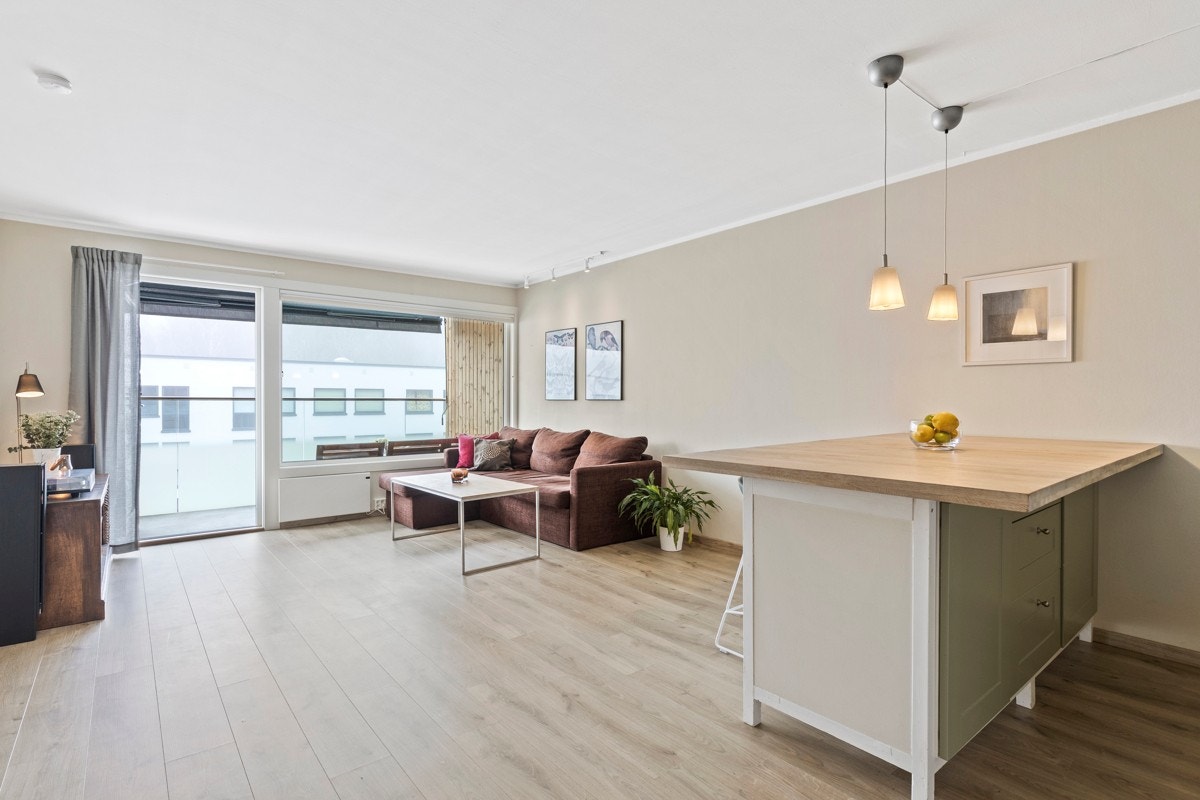 Stuen fremstår pen med nymalt himling og tak, samt ny enstavs laminat i 2017. Galleribilde