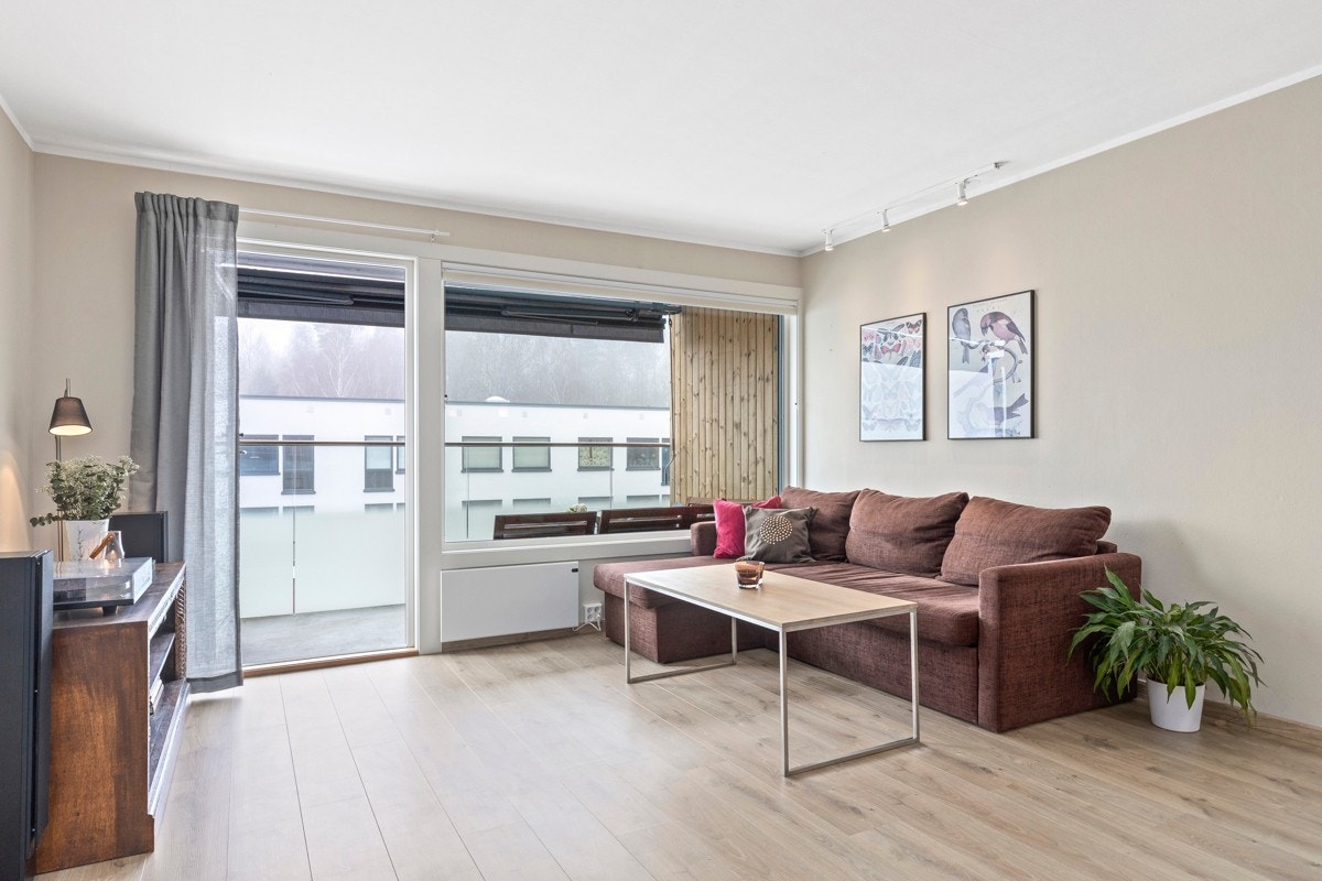 Borettslaget gjennomførte en omfattende fasaderehabilitering i 2019-20 som også innebar utskifting av vinduer. Galleribilde