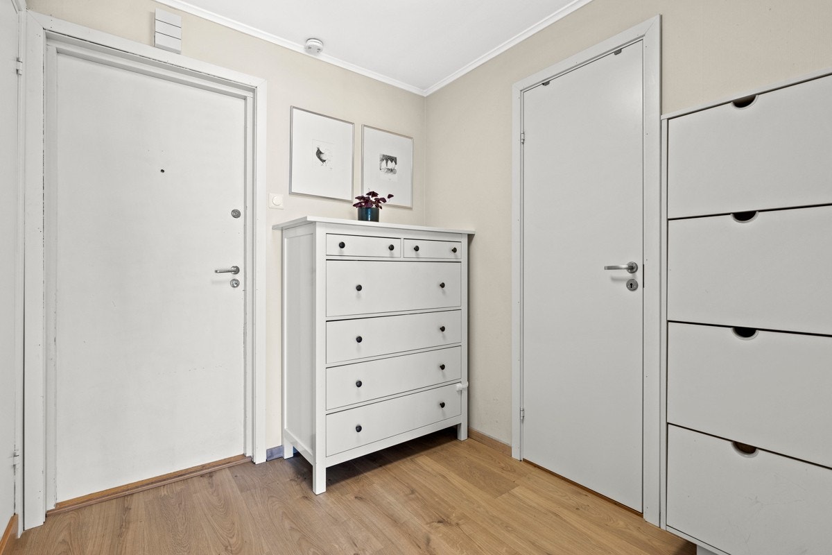 Lys og innbydende entré med plass til skoskap, knagger og diverse andre oppbevaringsløsninger. Galleribilde