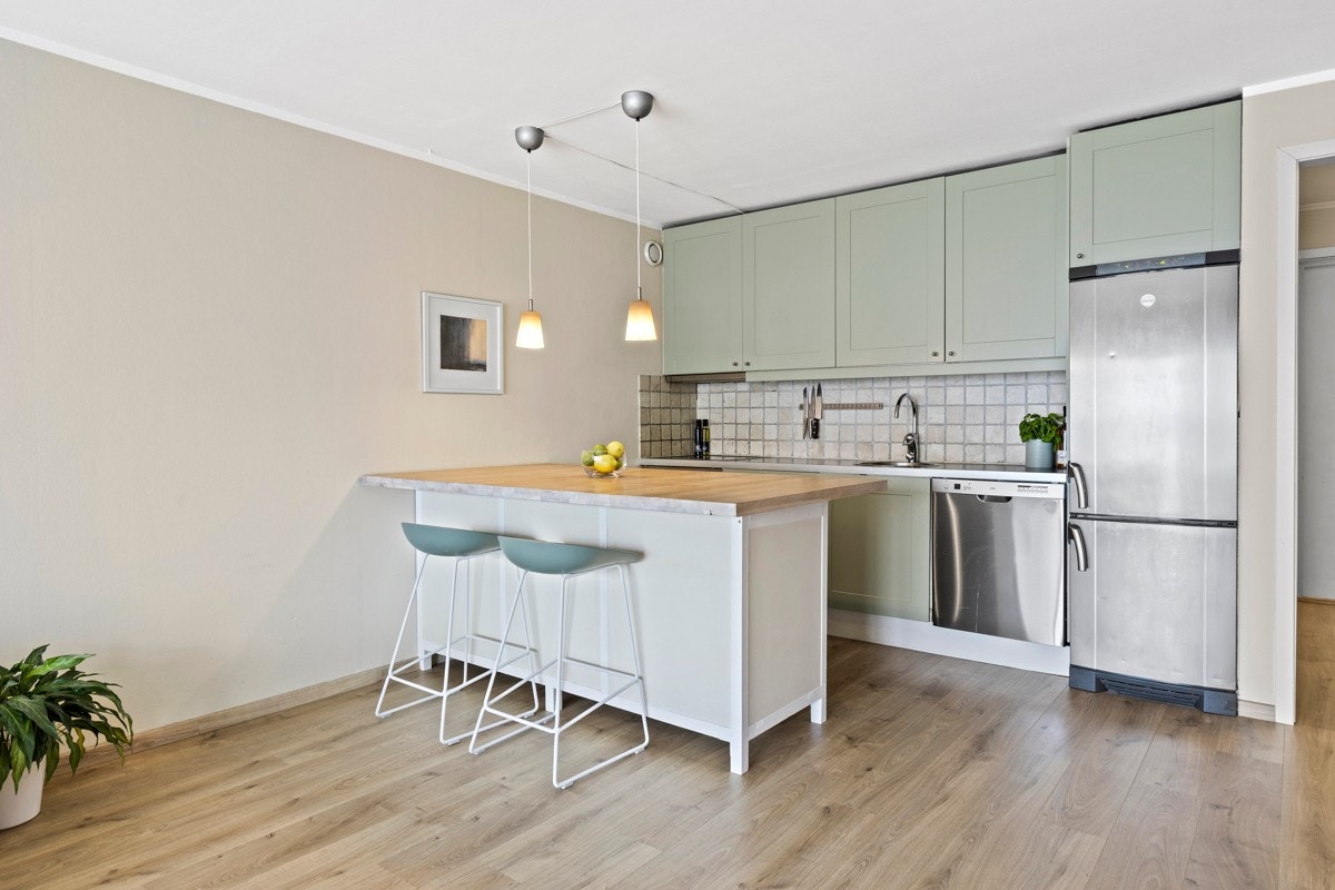 Stue/kjøkken utgjør et sosialt og livlig oppholdsrom med kjøkkenhalvøy som bidrar som et naturlig skille mellom sonene. Galleribilde