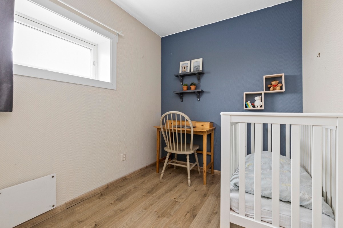 Leiligheten er en endeleilighet og har derfor dette ekstra vinduet i gavlvegg. Galleribilde