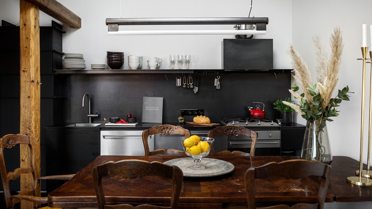 Kjøkkenet er velutstyrt med medfølgende hvitevarer som komfyr med stekeovn og gassbluss og oppvaskmaskin fra SMEG, og kjøleskuffer fra Norcool med stålfronter Galleribilde