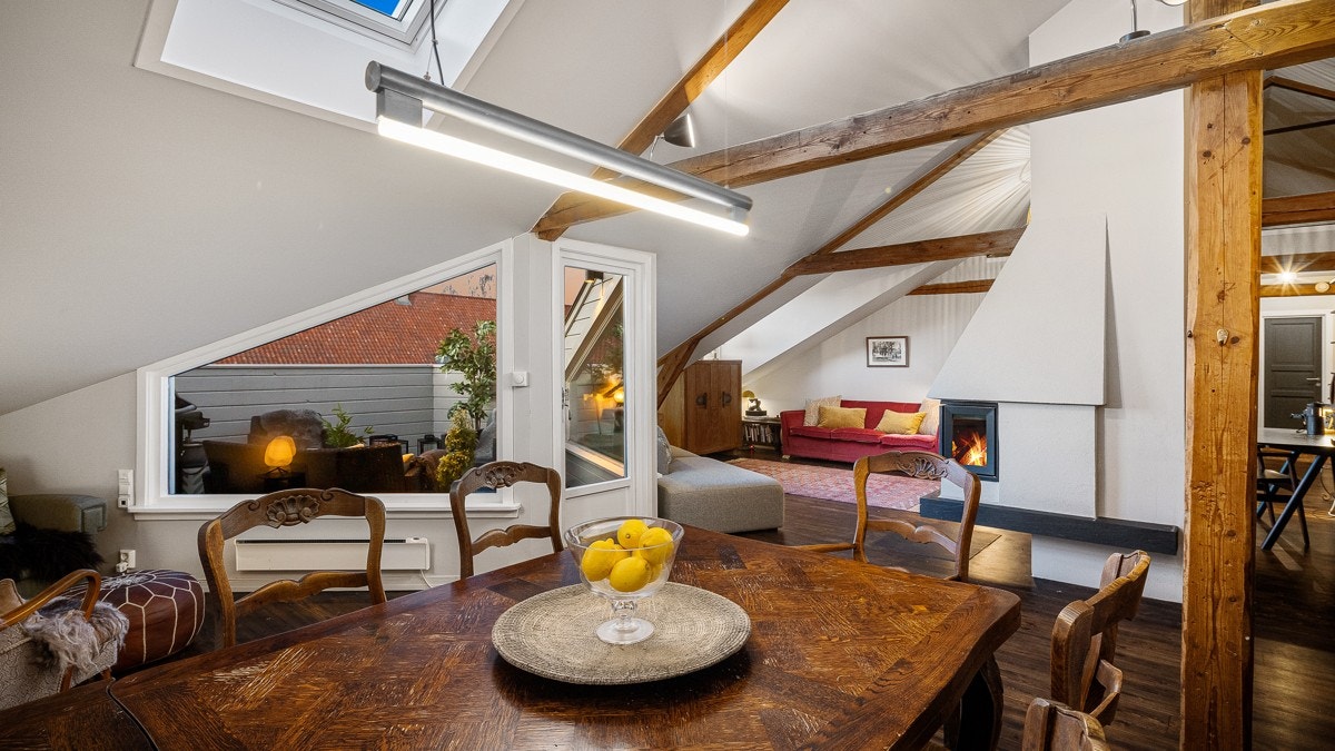 De store vindusflatene mot vest rammer utsikten inn, og sørger for et fantastisk, gjennomlyst inntrykk Galleribilde