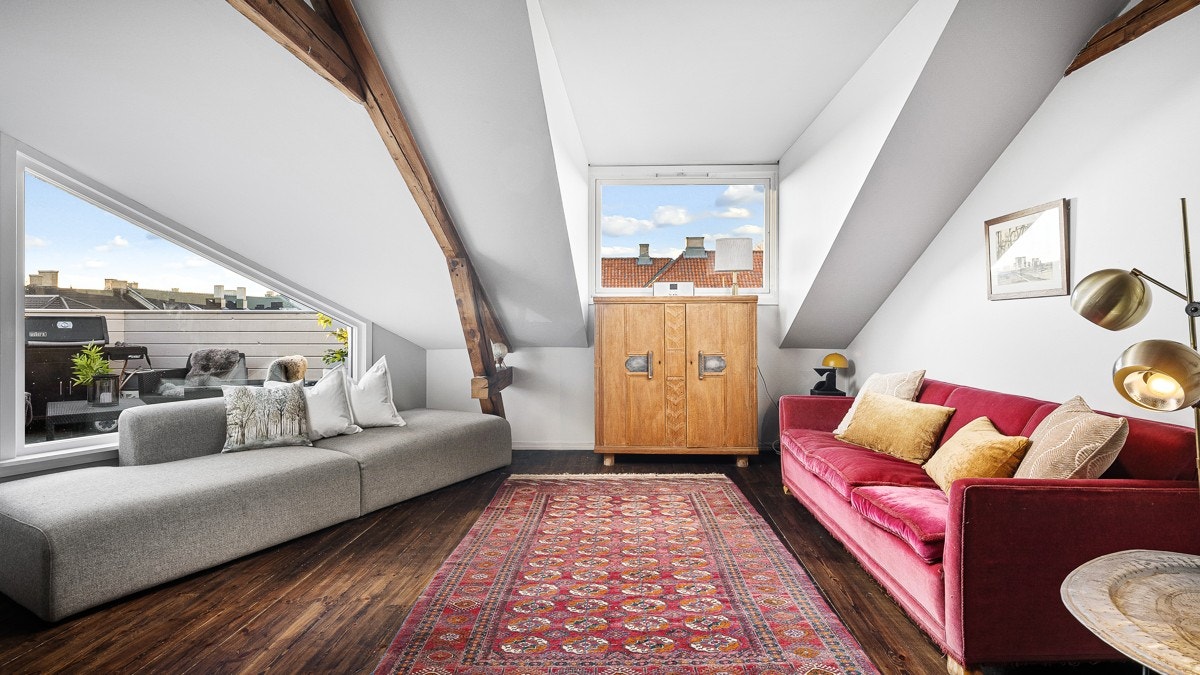 Boligens planløsning skaper en sosial plass for hele familien, og inviterer til både matlaging, familiemiddager, kontor/bibliotek, sofakos og lekselesing Galleribilde