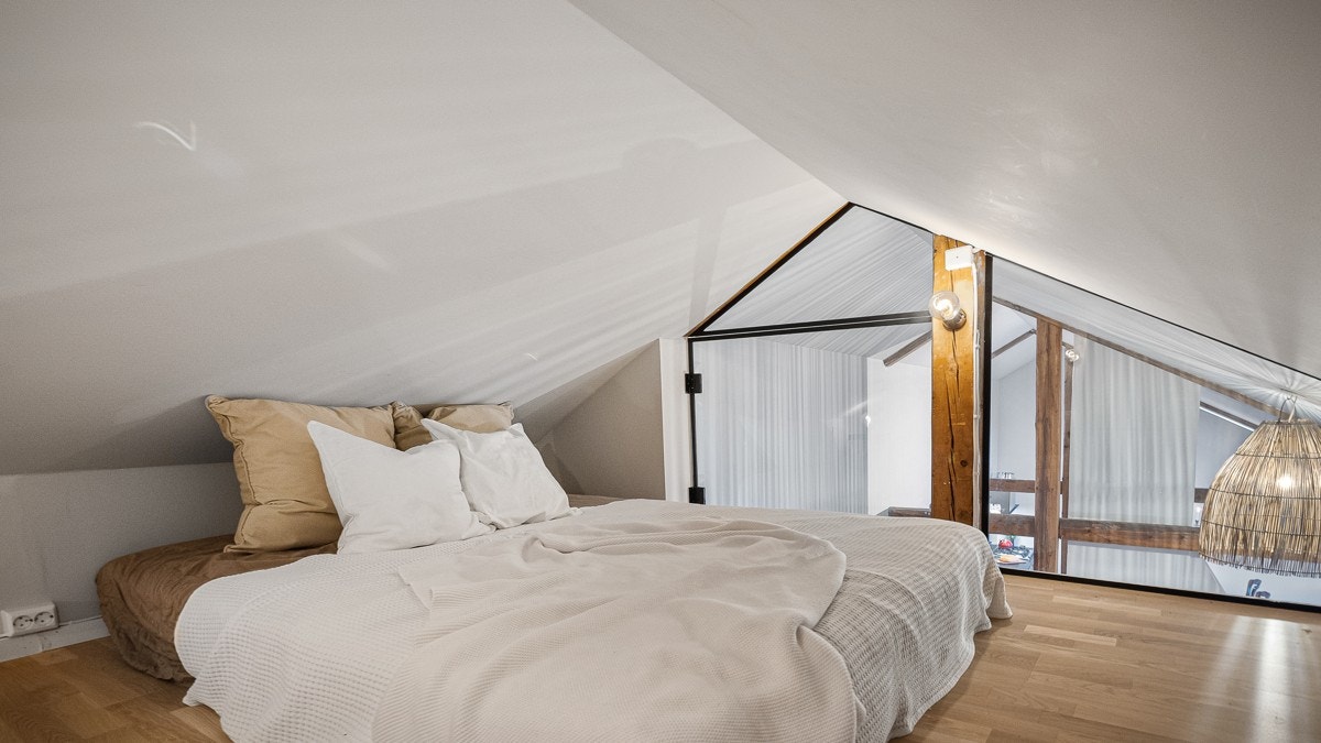 Fra entreen er det adkomst til en praktisk hems på ca. 13 kvm i gulvareal med glassvegger Galleribilde