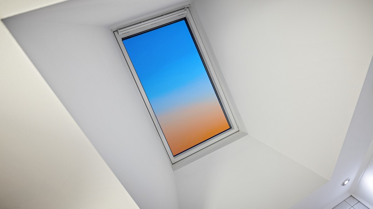 Det karakteristiske velux-vinduet i himlingen bidrar til rikelig med naturlig lysinnslipp Galleribilde