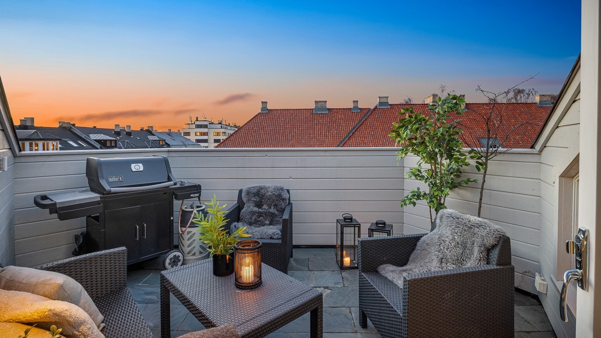 Her har man en privat og usjenert takterrasse på 9 kvm hvor man kan nyte gode solforhold og trekke inn frisk luft til tross for at man bor midt i byen. Galleribilde
