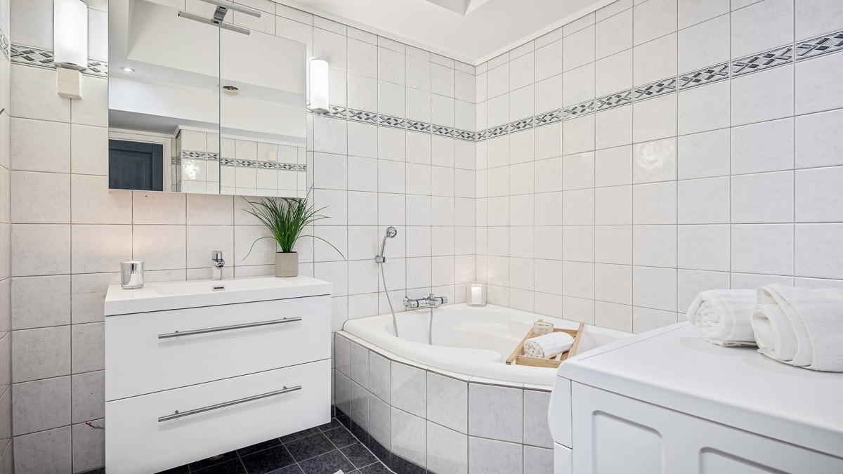 Hovedbadet er romslig og er innredet med badekar og nyere innredning Galleribilde