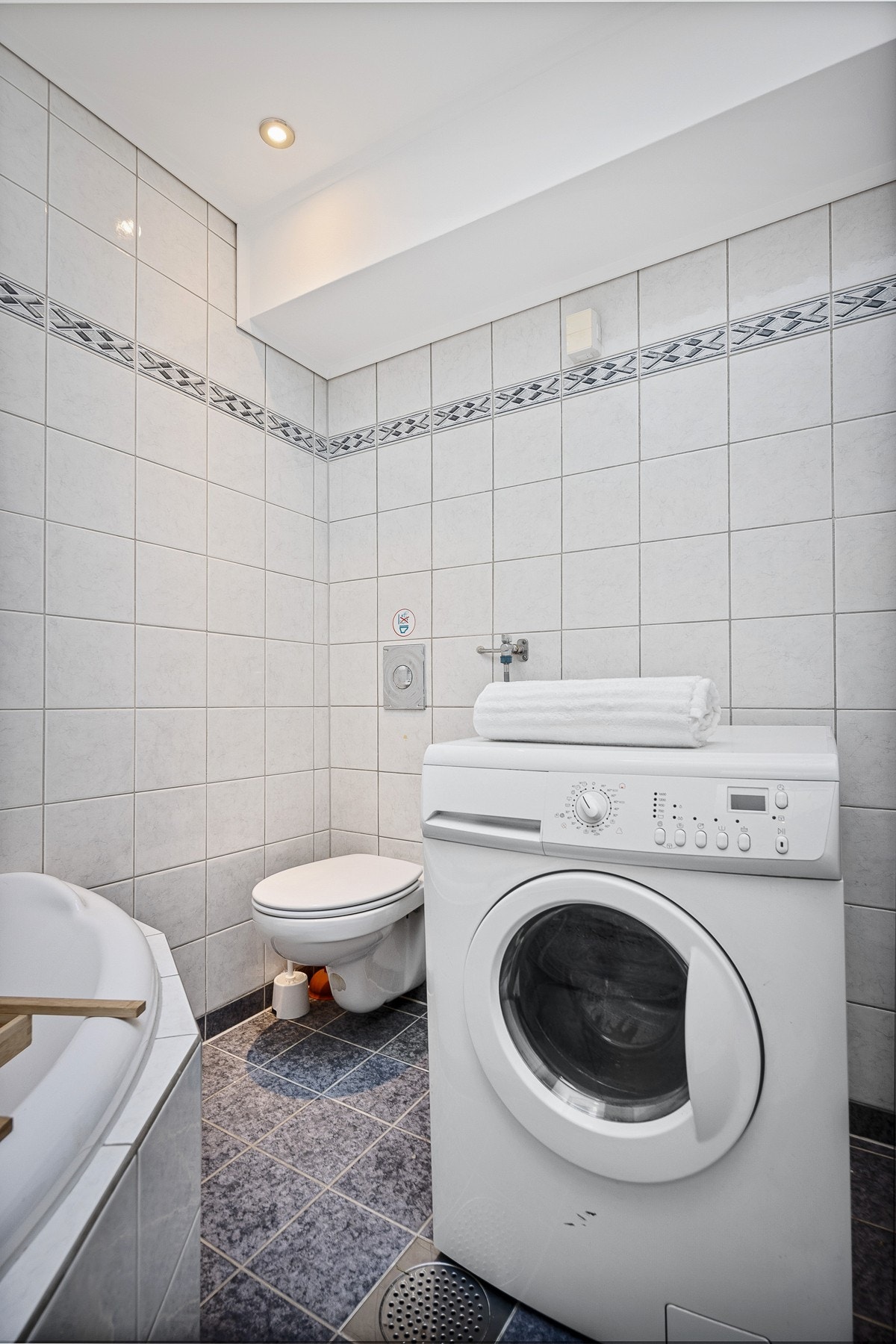 Badet har vegghengt toalett med nyere pumpe og det er opplegg for vaskemaskin Galleribilde