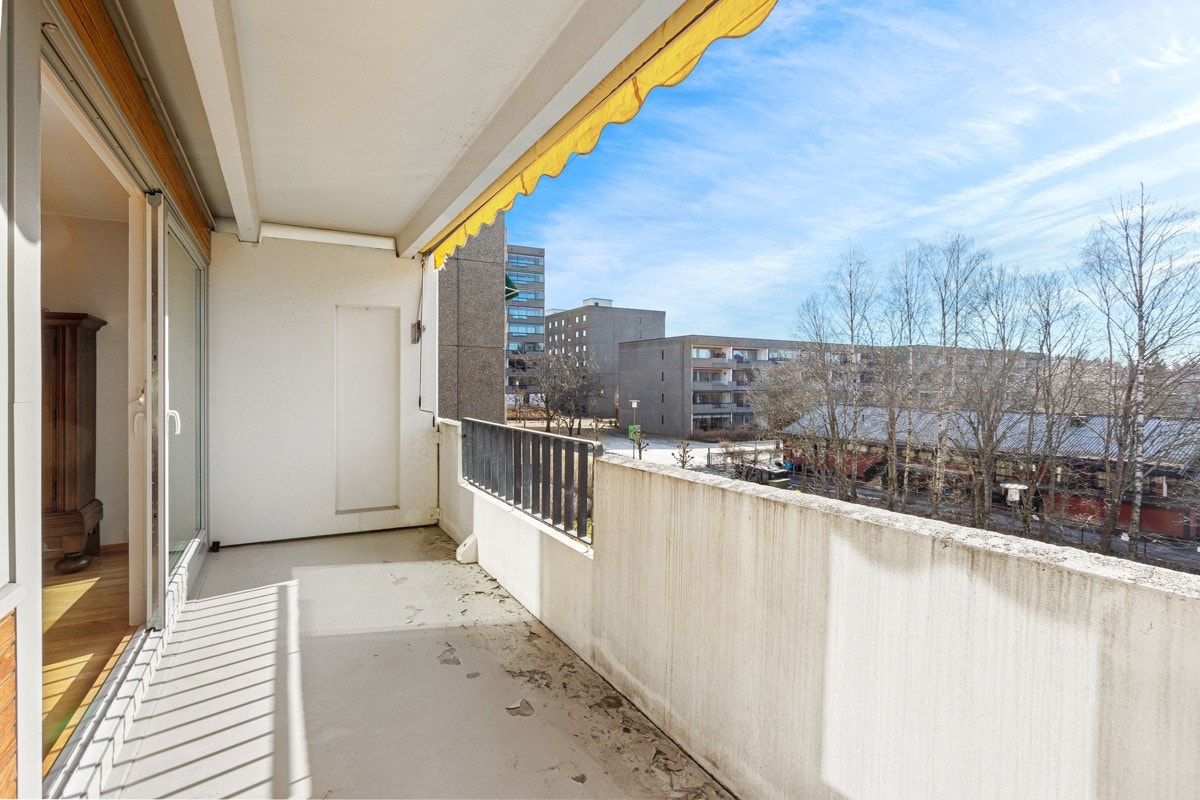 Balkongen har god plass til utemøblement og er utstyrt med markise for effektiv solskjerming. Galleribilde