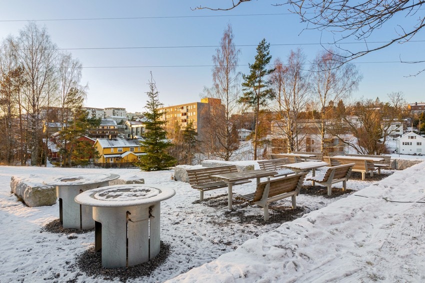 Borettslaget har koselige fellesarealer med asfalterte internveier, plenarealer, bordtennisbord og en felles grillplass. Galleribilde