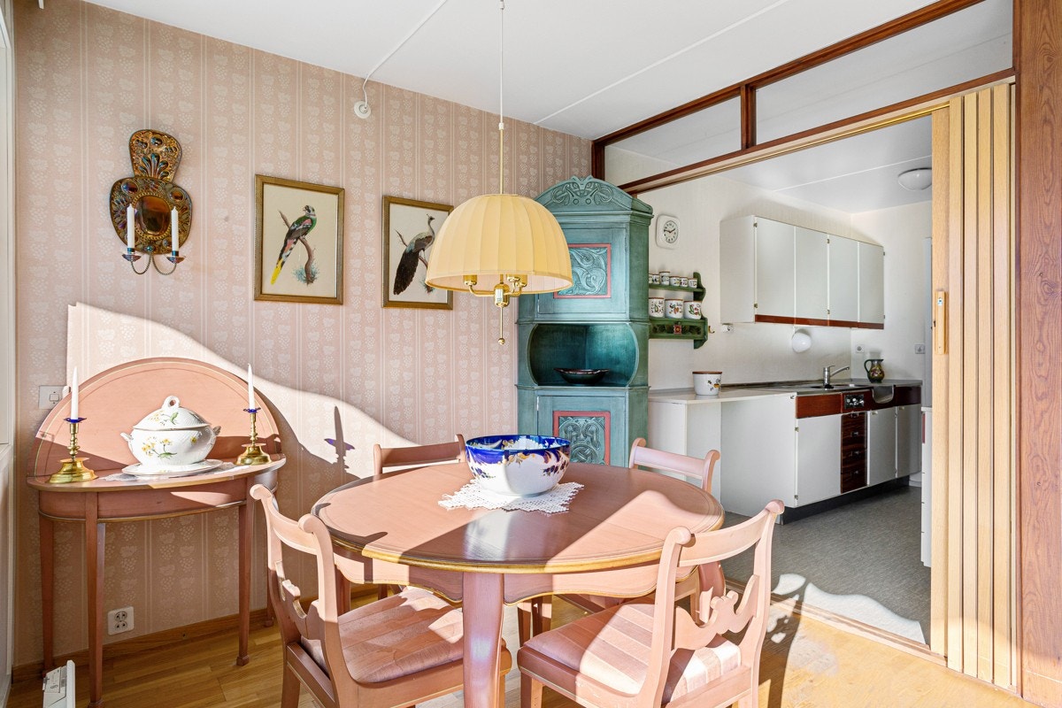 Stuens vinklede planløsning gir en fin plass for spisebord i forkant av kjøkkenet. Galleribilde