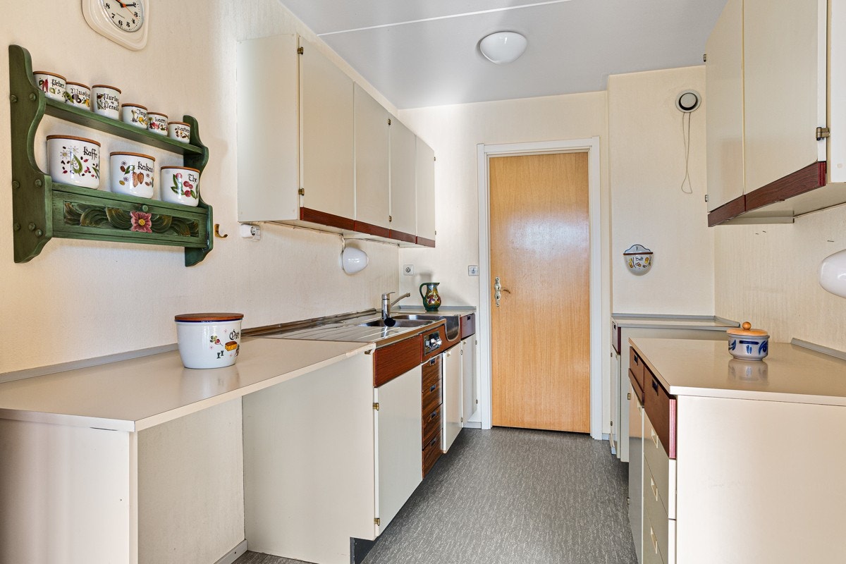 Kjøkkenet er av eldre dato, men det er god plass til innredning på hver side av rommet. Galleribilde