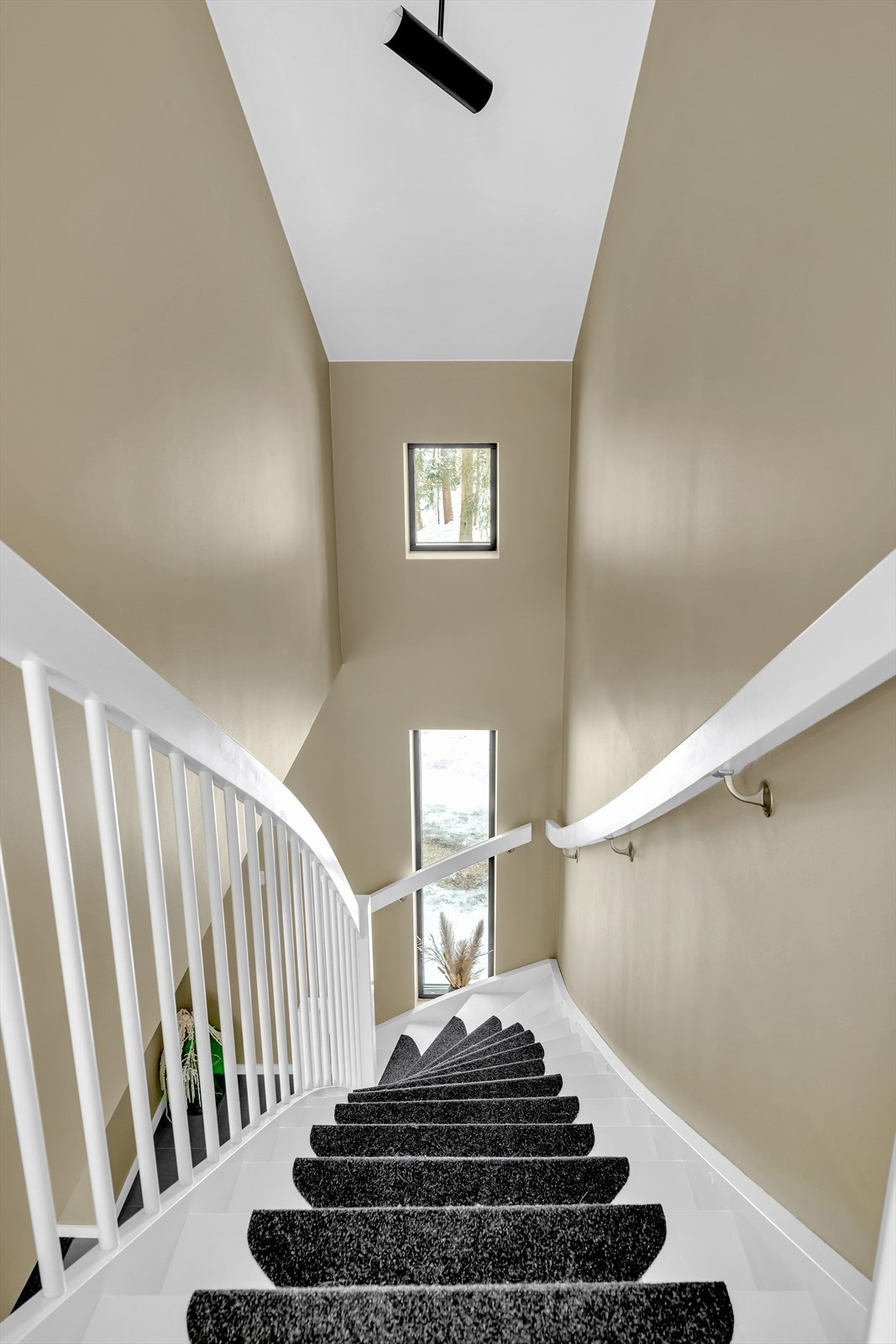 Lys trappegang til 2. etasje. Galleribilde