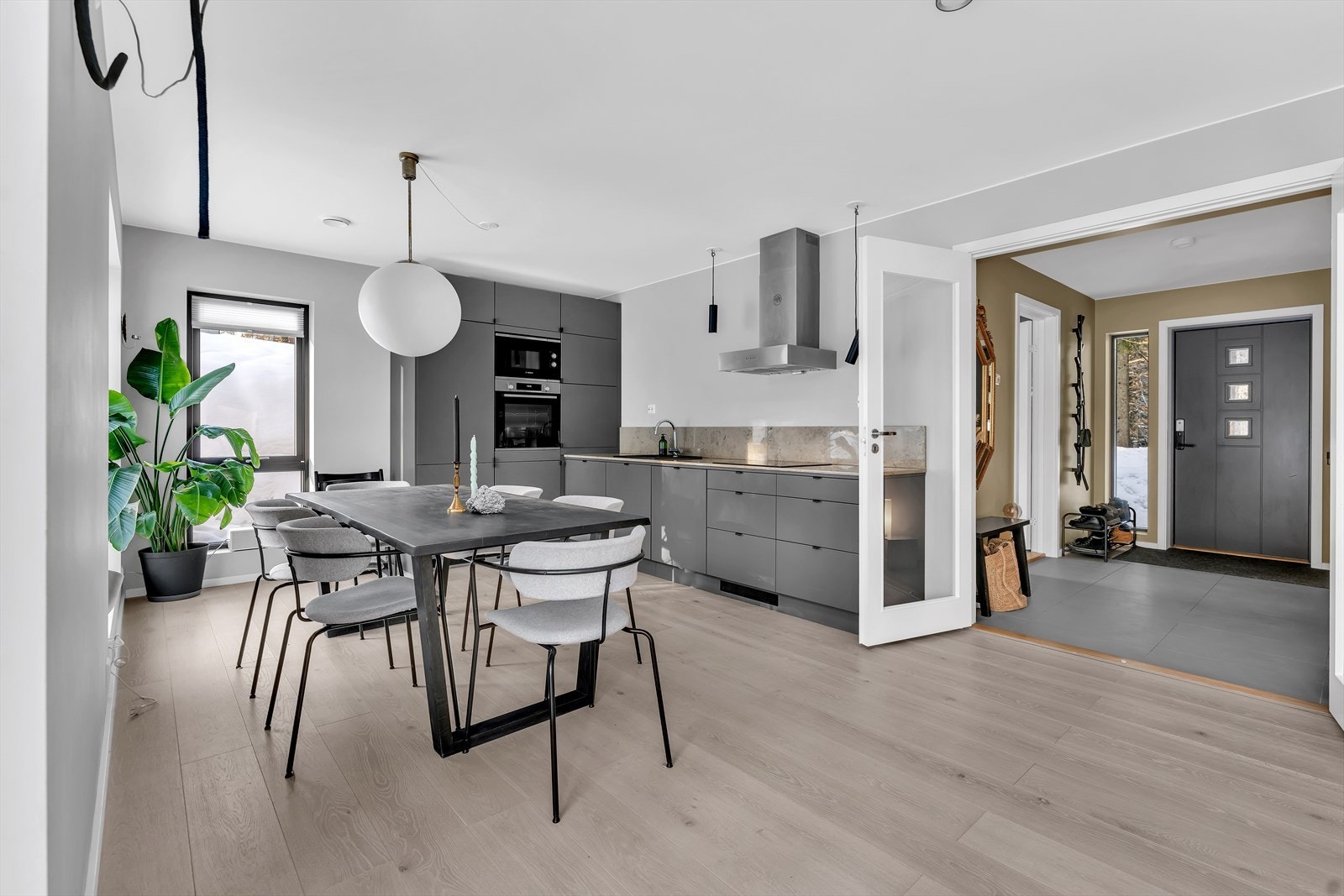 Dobbeltfløyede dører med glassflater leder videre inn i boligen. Galleribilde