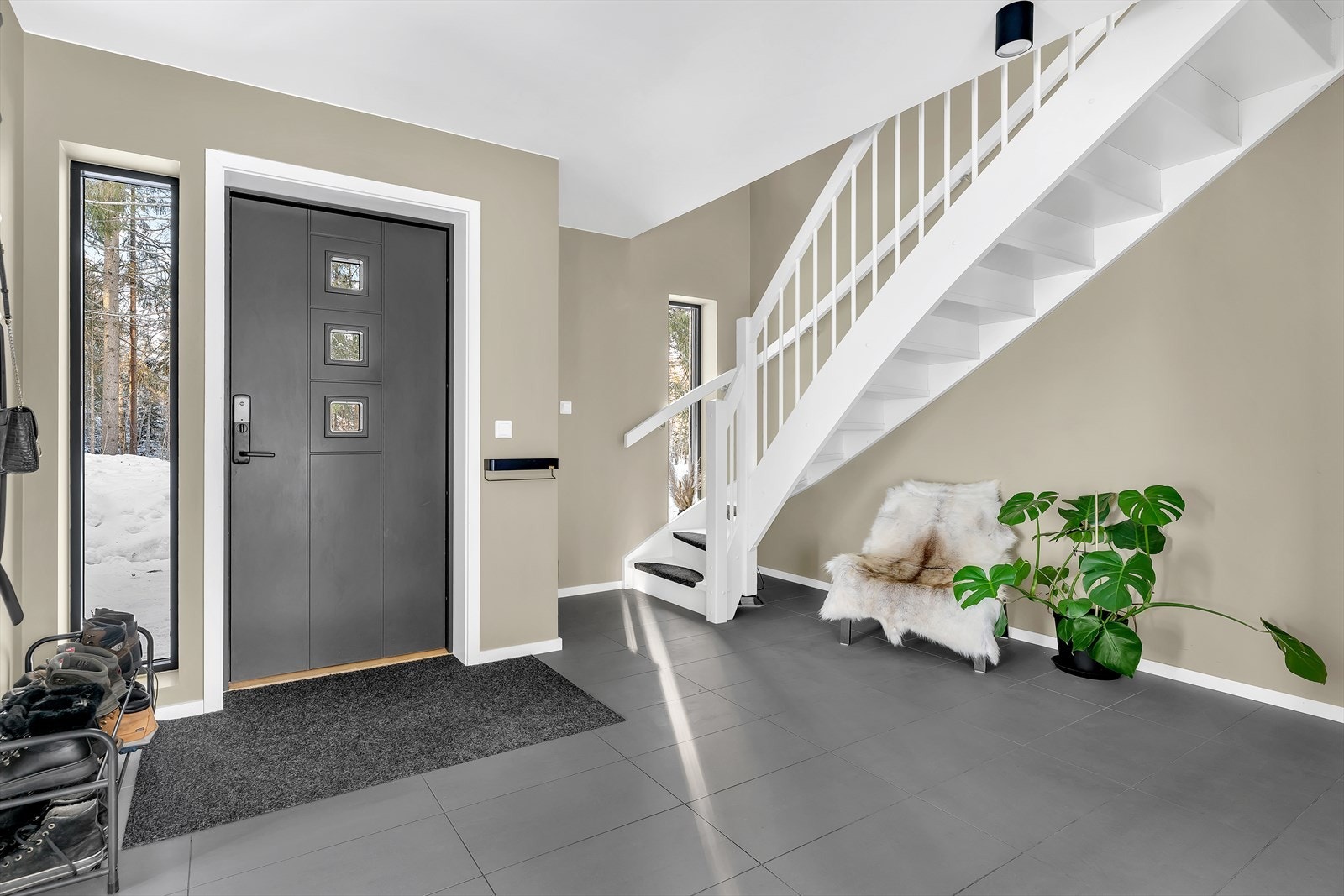 Innenfor et hyggelig inngangsparti trer du inn i en lekkert flislagt hall med varmekabler i gulvet. Galleribilde