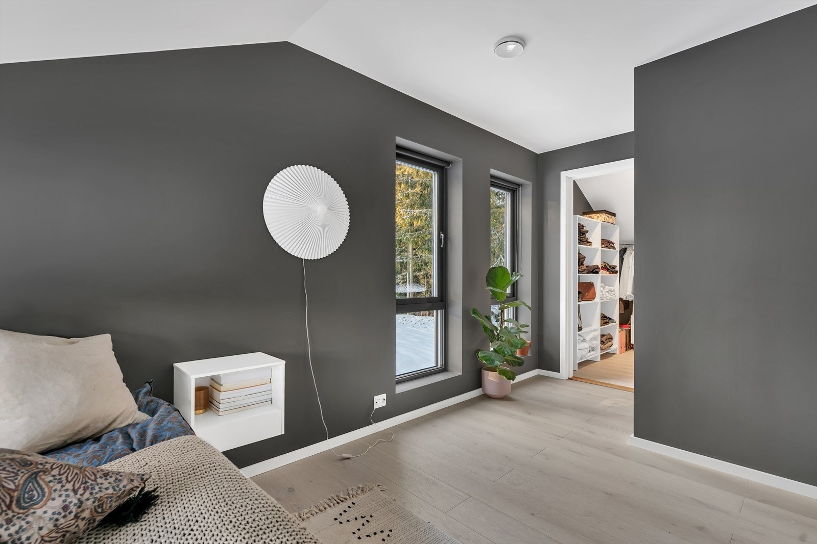 Herfra er det tilgang til eget garderoberom. Galleribilde