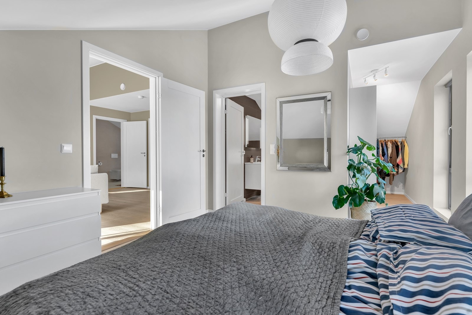 Fra hovedsoverommet er det direkte tilgang til eget bad. Galleribilde