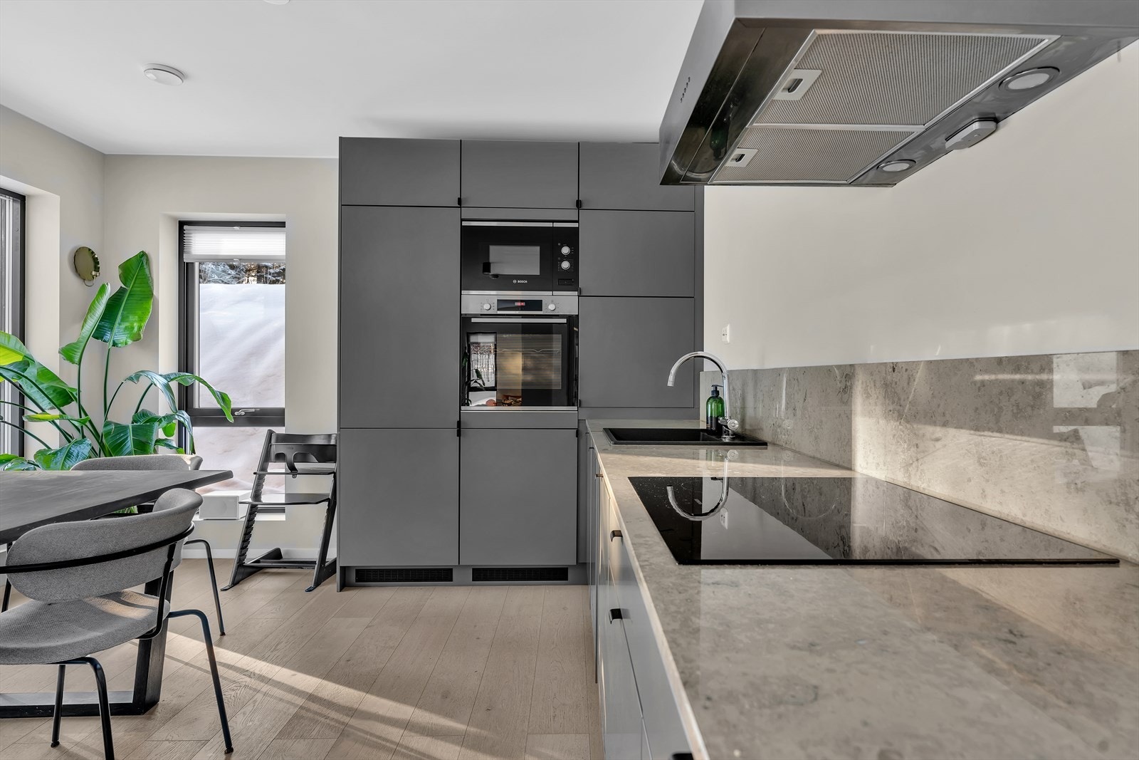 Innredningen har slette mørke fronter og kompositt benkeplate. I innredningen er det integrerte hvitevarer som komfyr og mikro i ståhøyde, induksjonstopp, oppvaskmaskin og kjøle-/fryseskap. Galleribilde