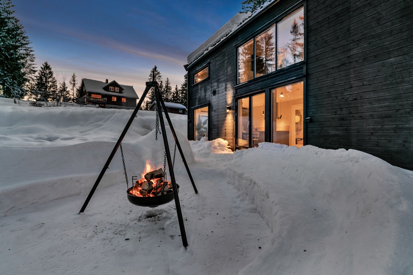 Omgivelsene er idylliske, fredelige og familievennlige med Nordmarkas endeløse turmuligheter "rett utenfor døren". Galleribilde