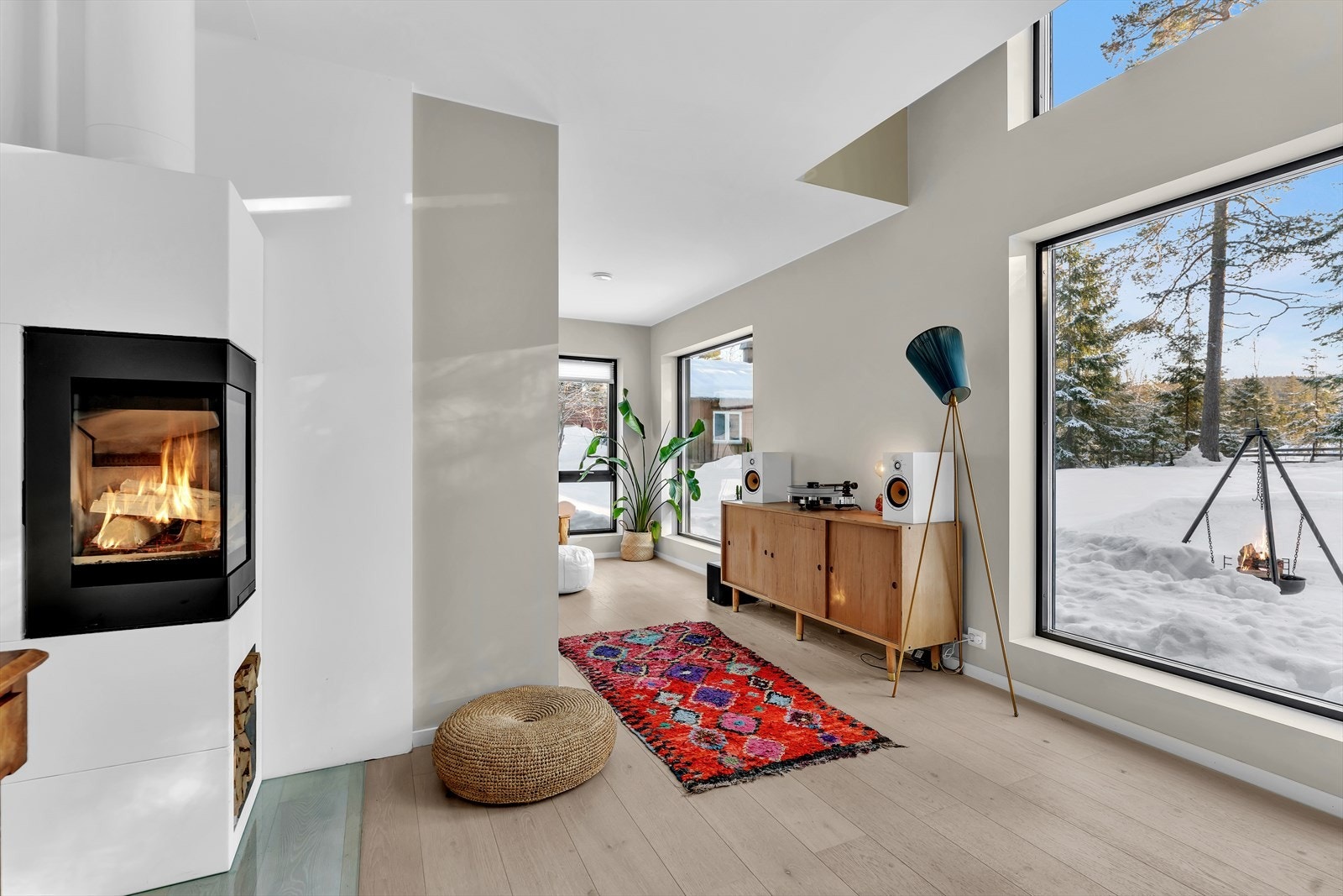 Overflatene er malt i tidsriktige og tiltalende farger, komplementert av vakker én-stavs hvitpigmentert eikeparkett. Galleribilde