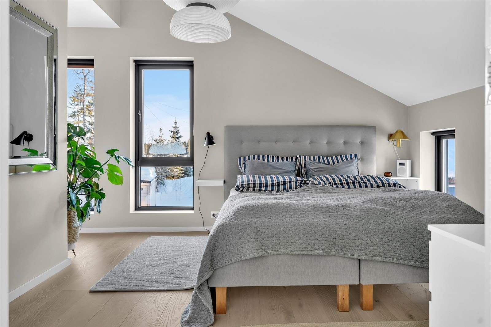 Stort og behagelig hovedsoverom med god plass til dobbeltseng og oppbevaring. Galleribilde