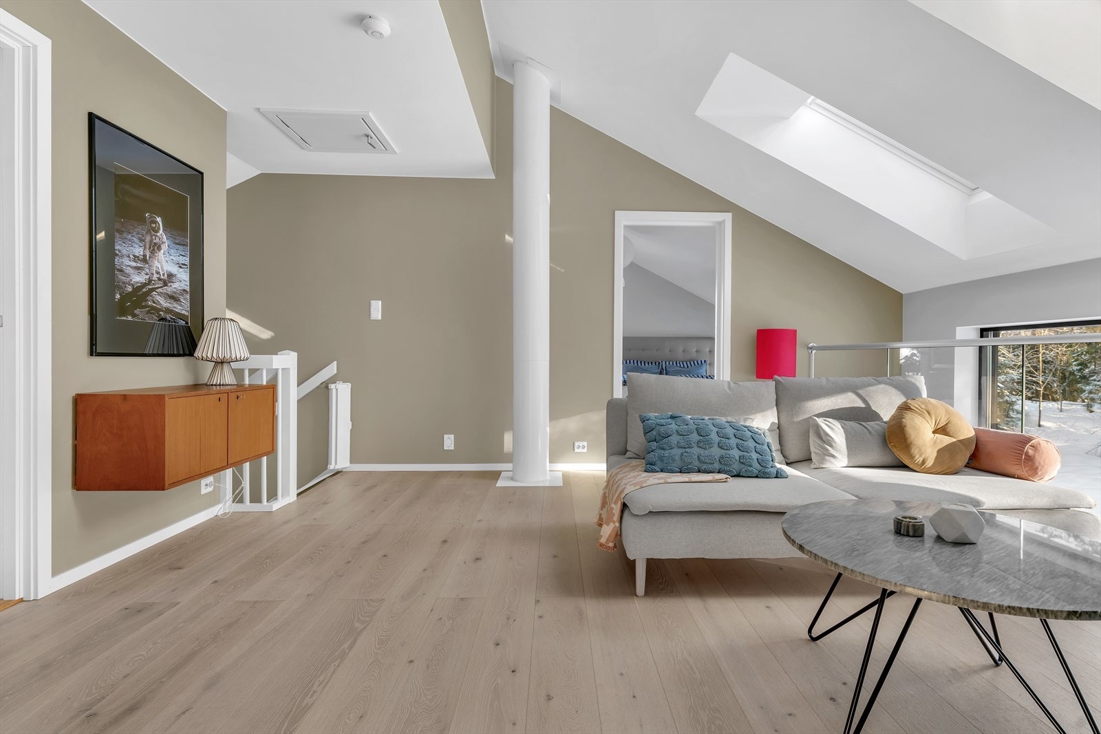 Når du kommer opp i 2. etasje åpner det seg en lys og luftig TV-stue med takvinduer og åpning ned mot 1. etasje. Galleribilde