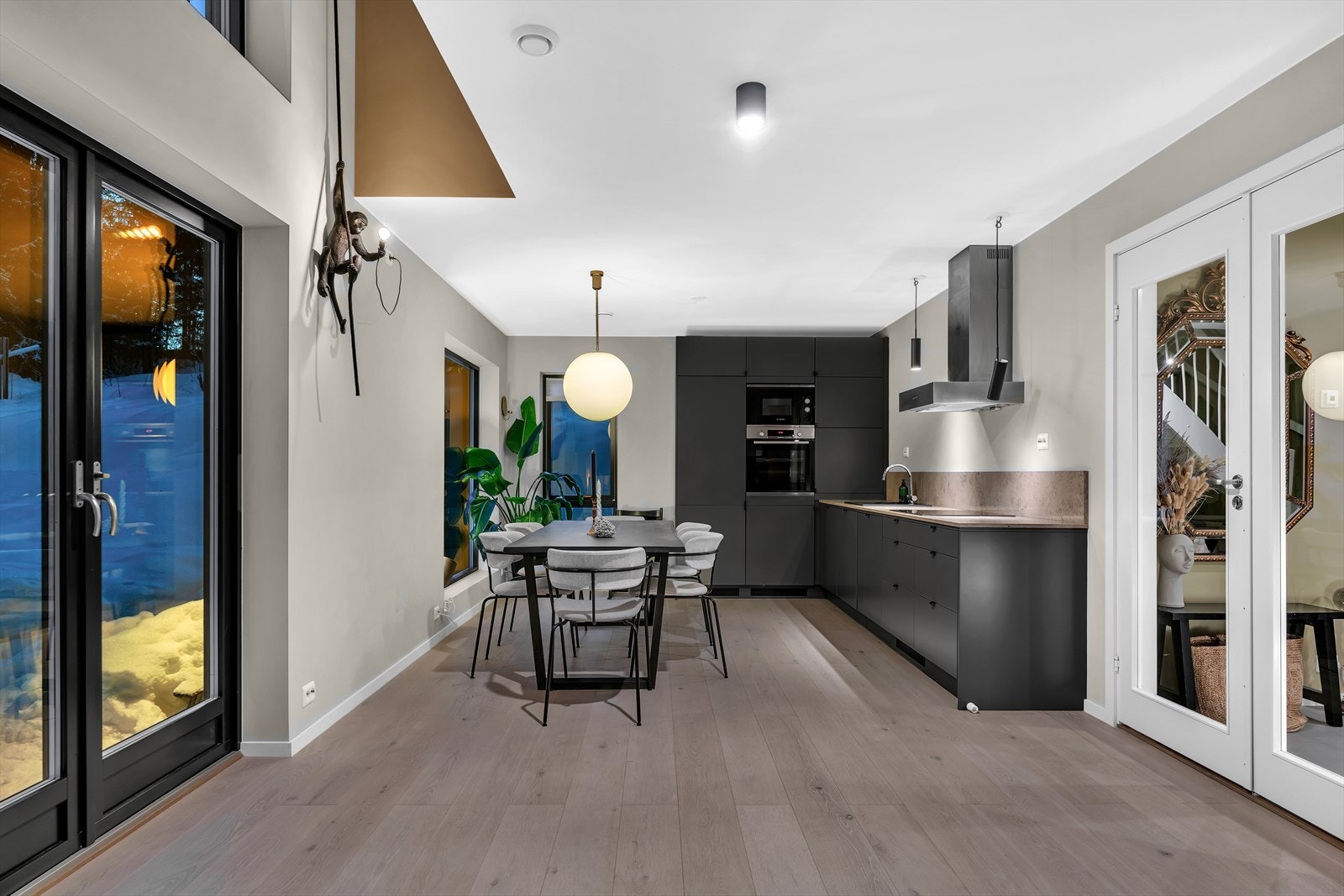 Lys og åpen stue-/kjøkkenløsning med vedovn. Galleribilde