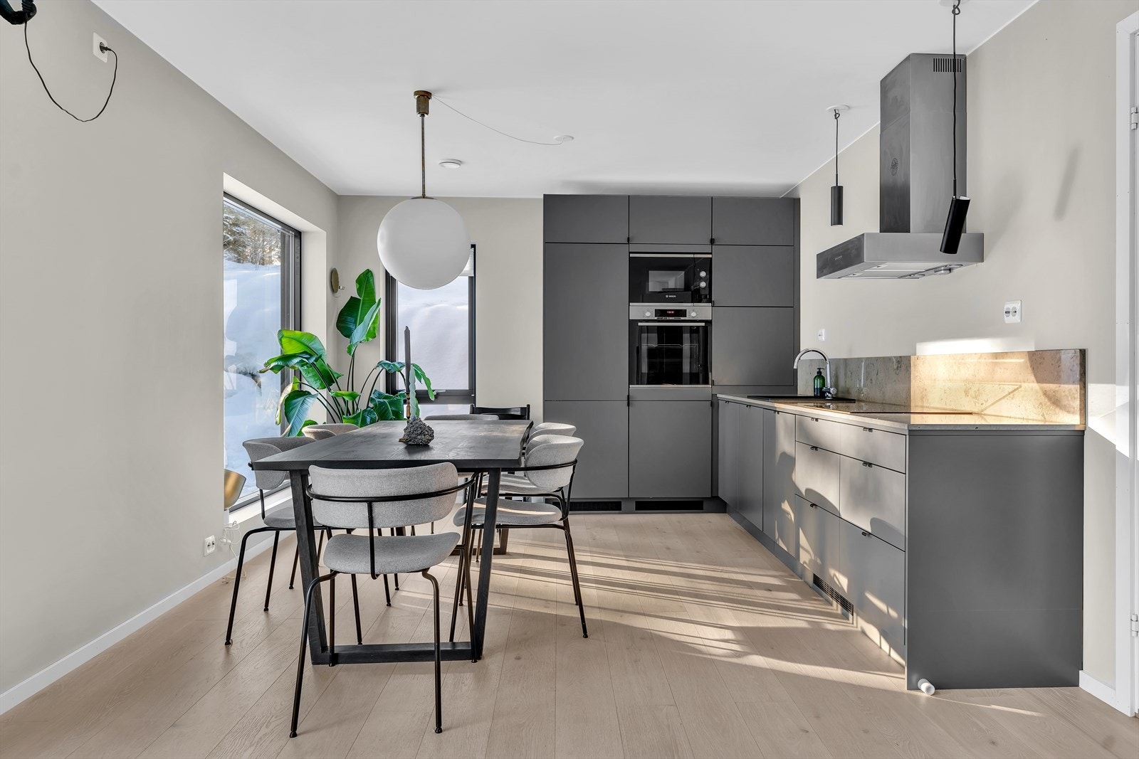 Med åpen løsning mot stuen blir kjøkkenet en sosial sone, også under matlagingen. Galleribilde