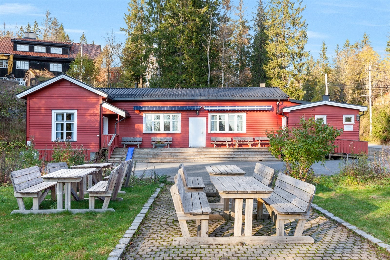 Velhuset på Sørbråten er et naturlig samlingspunkt med flotte utearealer, skøytebane/ballplasser til glede for barna. Galleribilde