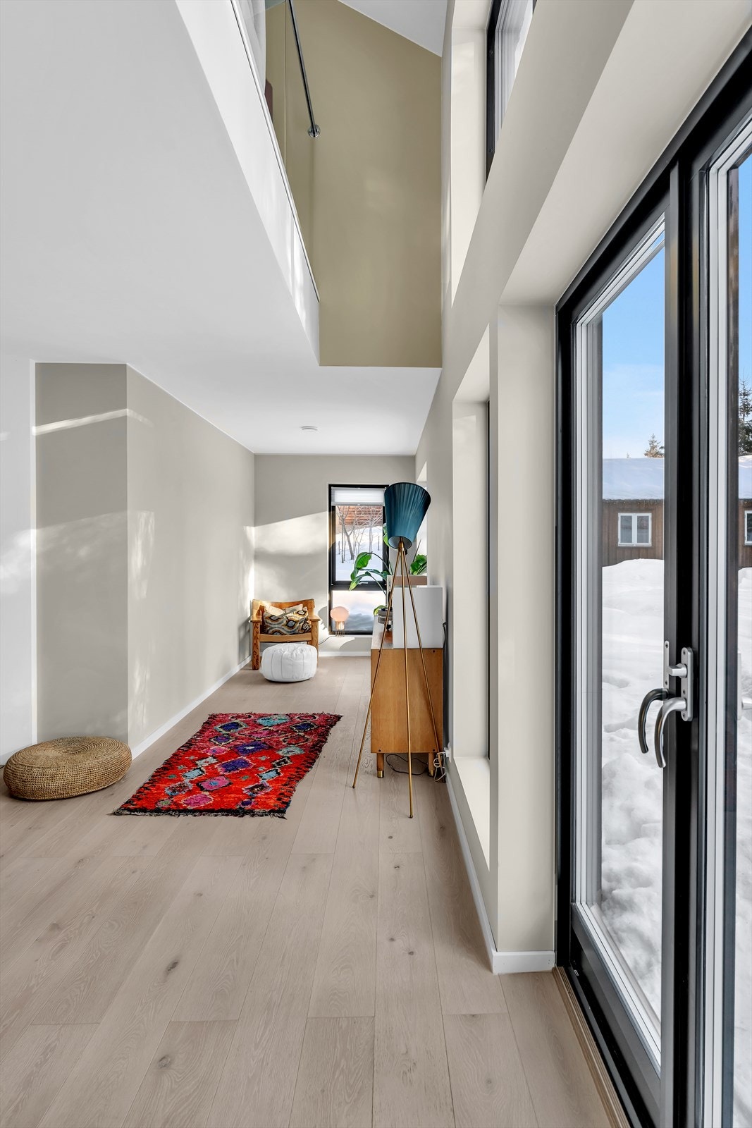 Fra stuen er det utgang til den naturskjønne hagen. Galleribilde