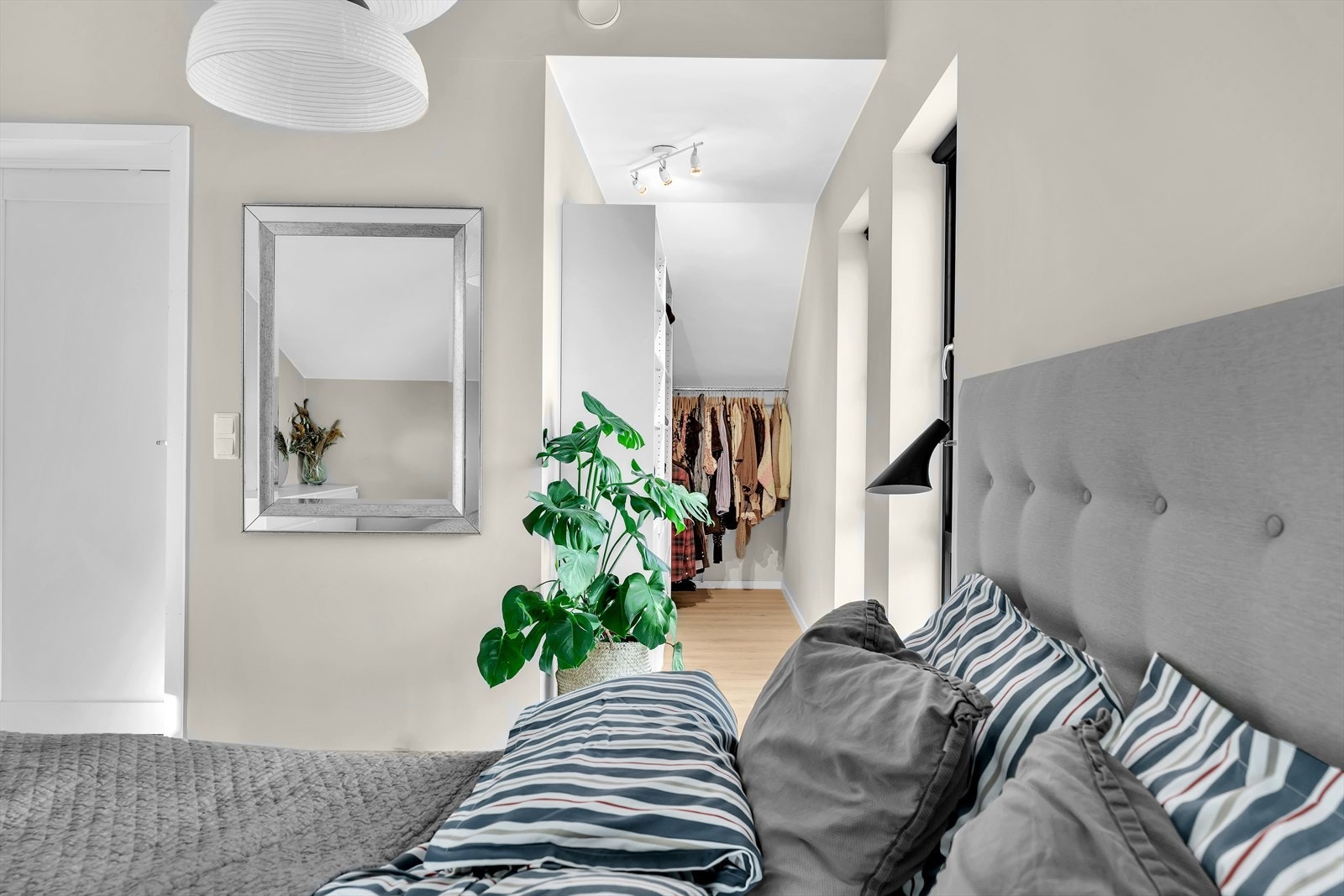 Hovedsoverommet har åpen walk-in-garderobe. Galleribilde